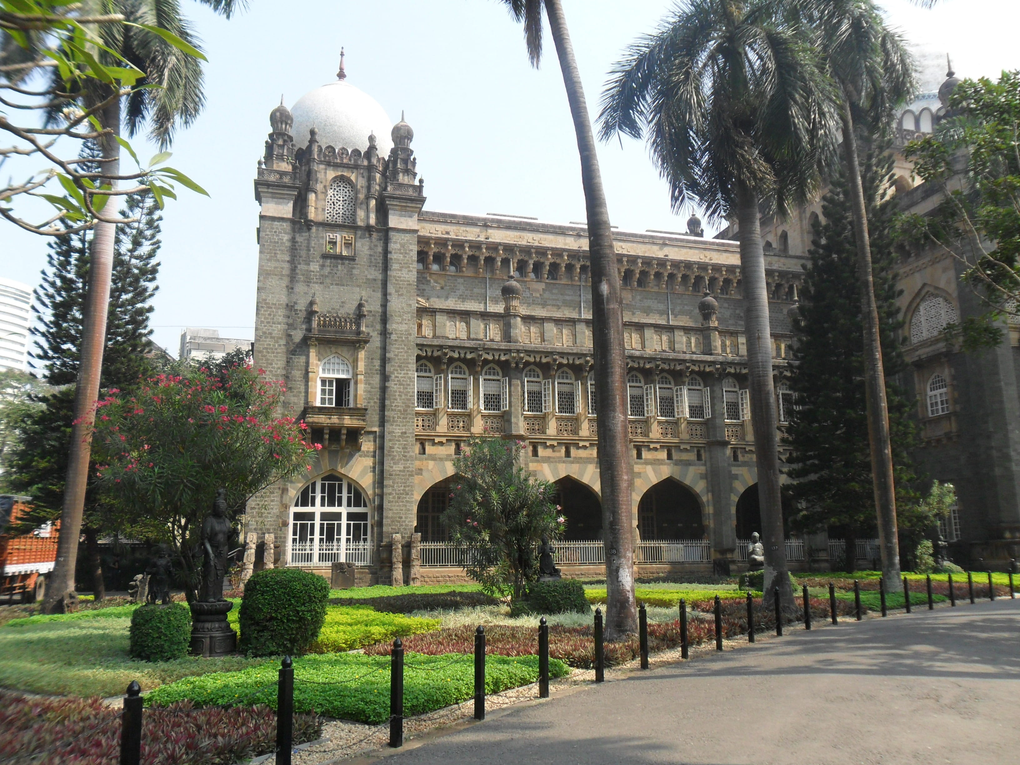 building exterior, Historically, Museum, palm tree, courtyard, the past, sky, church, mumbai, outdoors, India, plant, city, street, growth, Building, tropical climate, HD Wallpaper