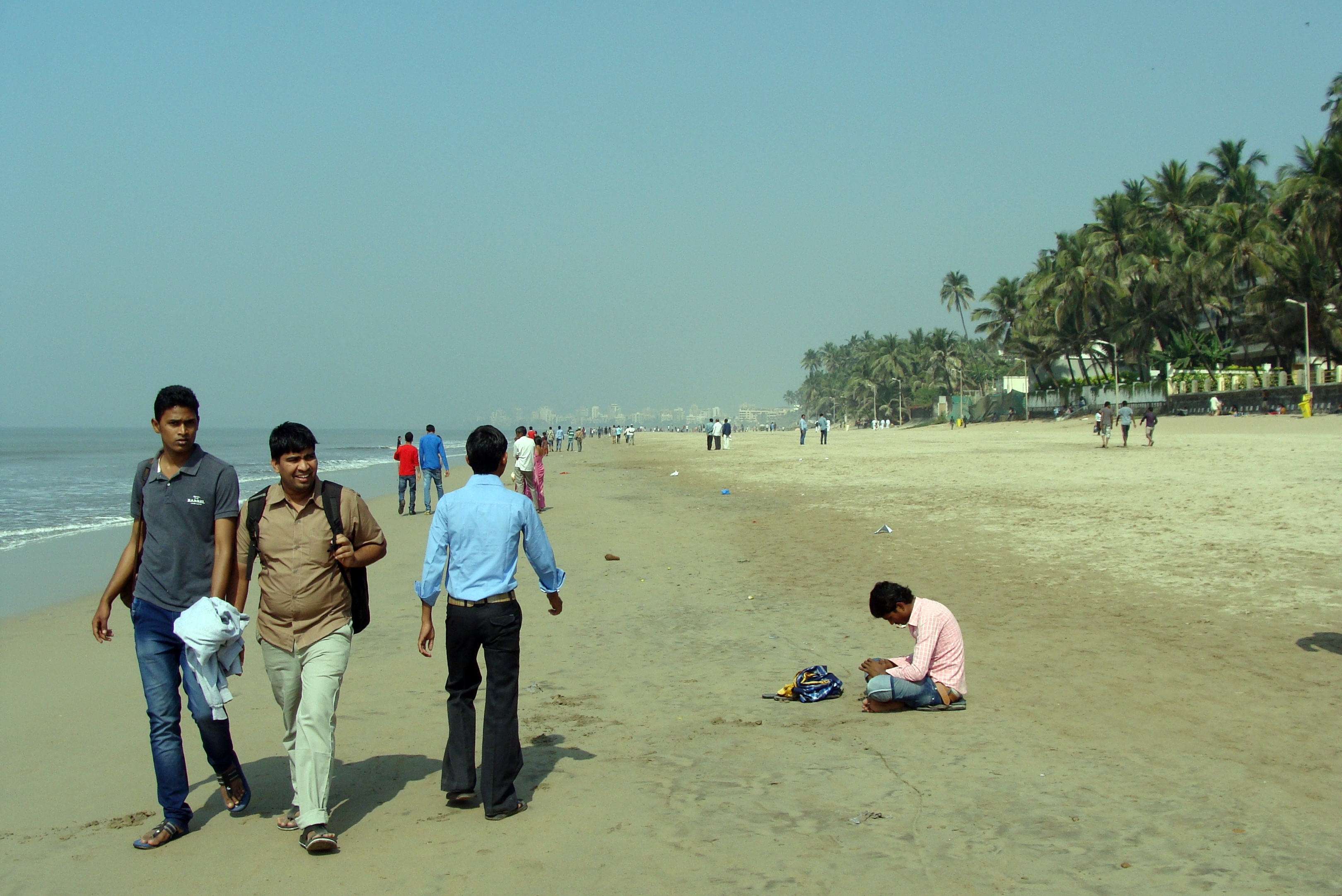 full length, casual clothing, day, group of people, sand, people, juhu, beach, mumbai, water, 2K, leisure activity, land, women, real people, tree, clear sky, HD Wallpaper