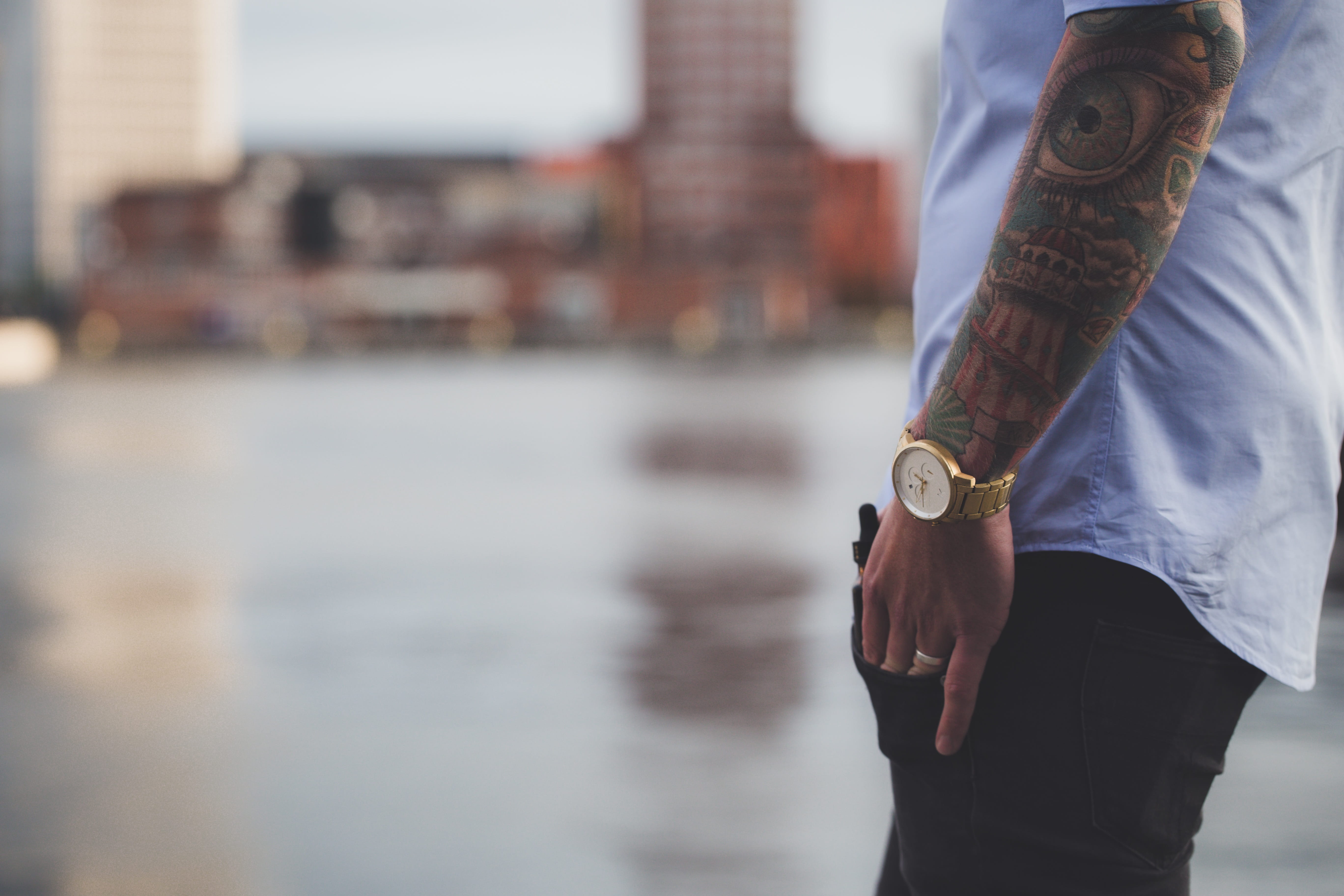 tattoo, architecture, men, urban, arm, pose, model, light, midsection, focus, photography, holding, portrait, shirt, male, lifestyles, lifestyle, day, city, HD Wallpaper