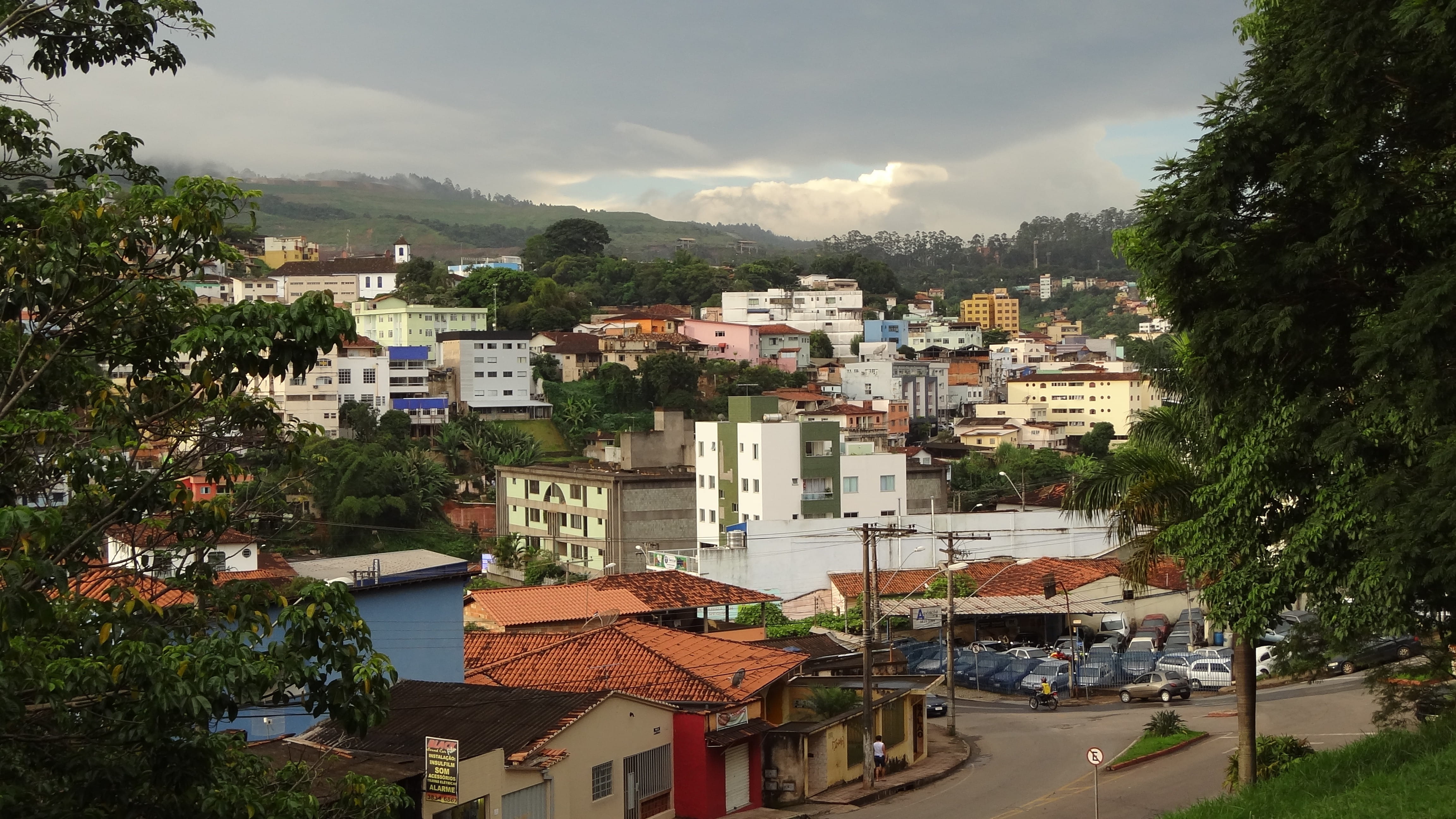 4K, City, crowded, incidental people, Brazil, architecture, outdoors, building exterior, roof, building, house, Itabira, nature, sky, built structure, HD Wallpaper