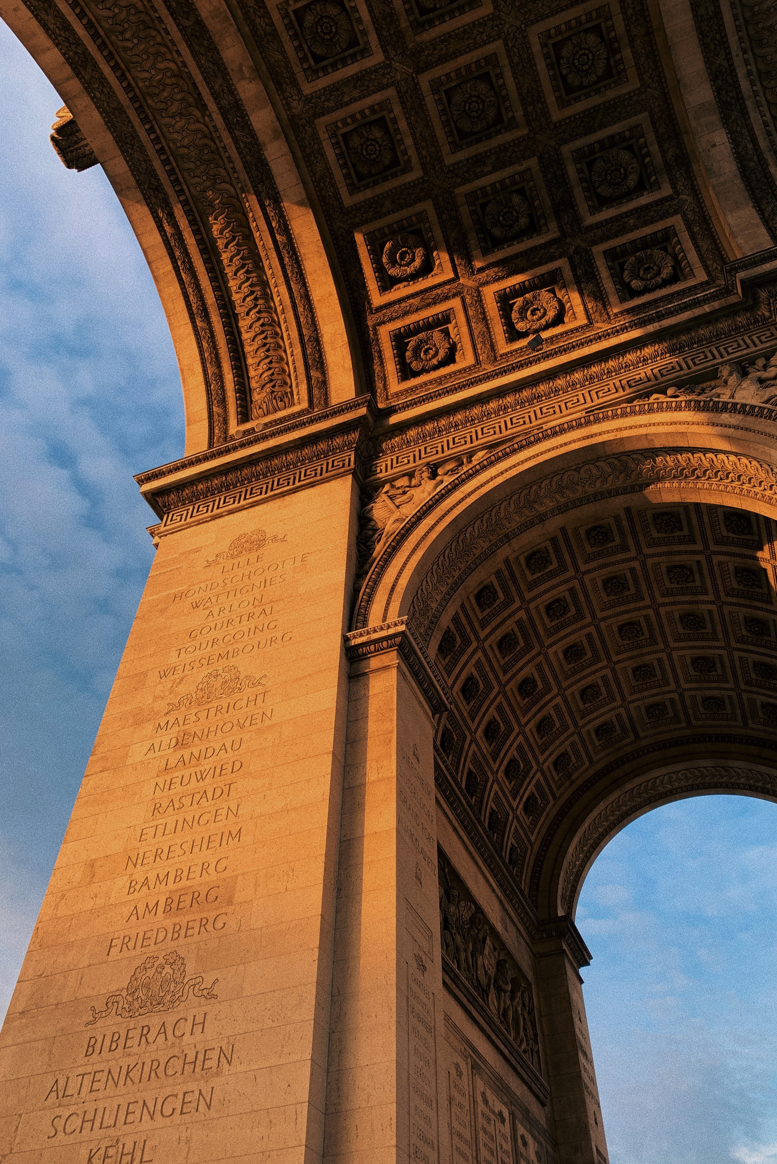 charles de gaulle – étoile, 4K, low angle view, carving, france, arch, day, history, cloud - sky, monument, brick, travel destinations, paris, golden hour, Phone HD Wallpaper
