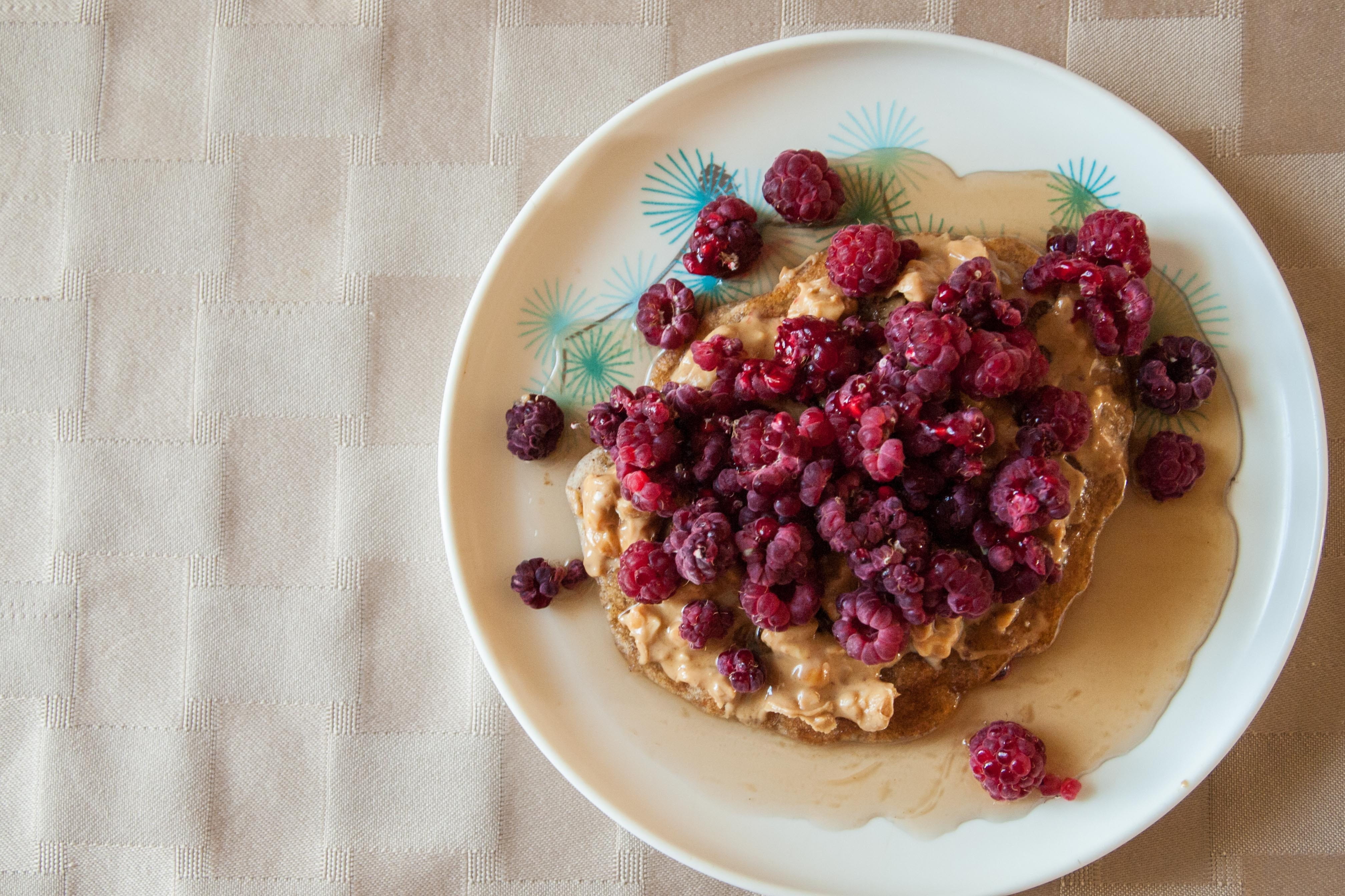 Food, peanut-butter, still life, berry fruit, delicious, Fruit, tart - dessert, yummy, temptation, peanut butter, raspberry, wellbeing, protein, syrup, HD Wallpaper