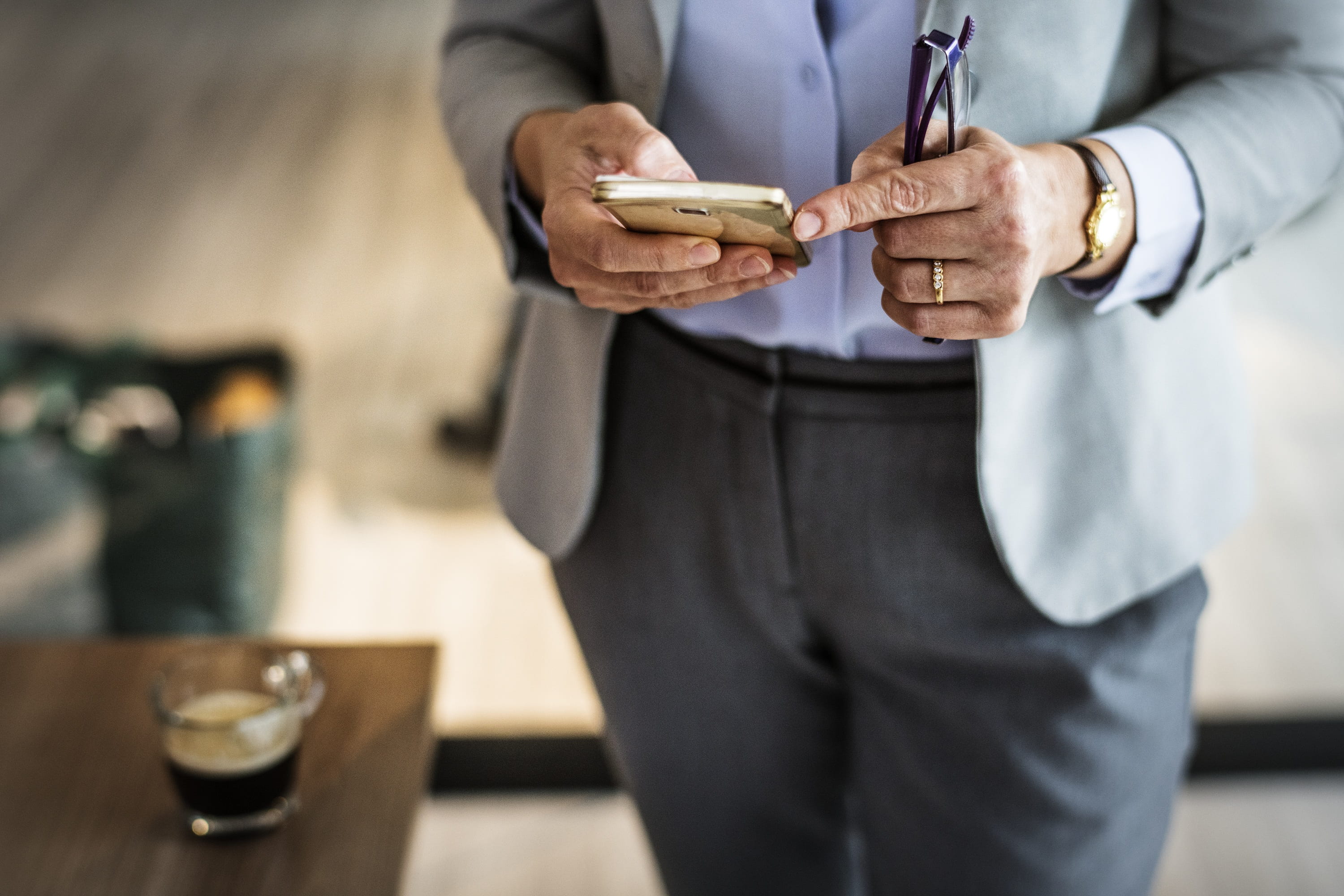 coffee cup, internet, office, coffee, looking, suit, 2K, sms, sitting, technology, adult, text, businessman, people, digital, device, corporate business, HD Wallpaper