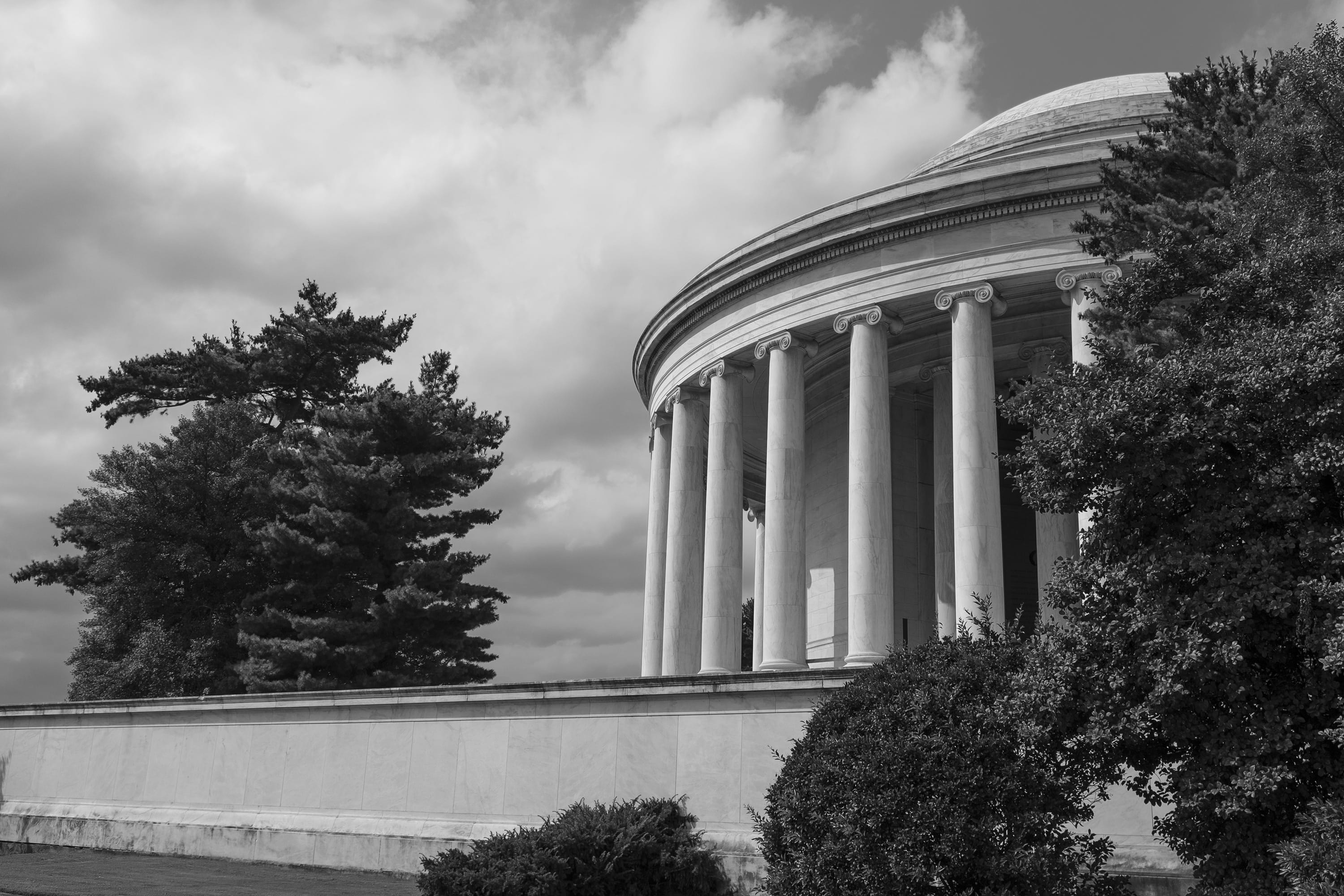 dome, low angle view, building, politics, outdoors, courthouse, washington, colonnade, travel, architecture, black and white, cloud - sky, no people, sky, HD Wallpaper