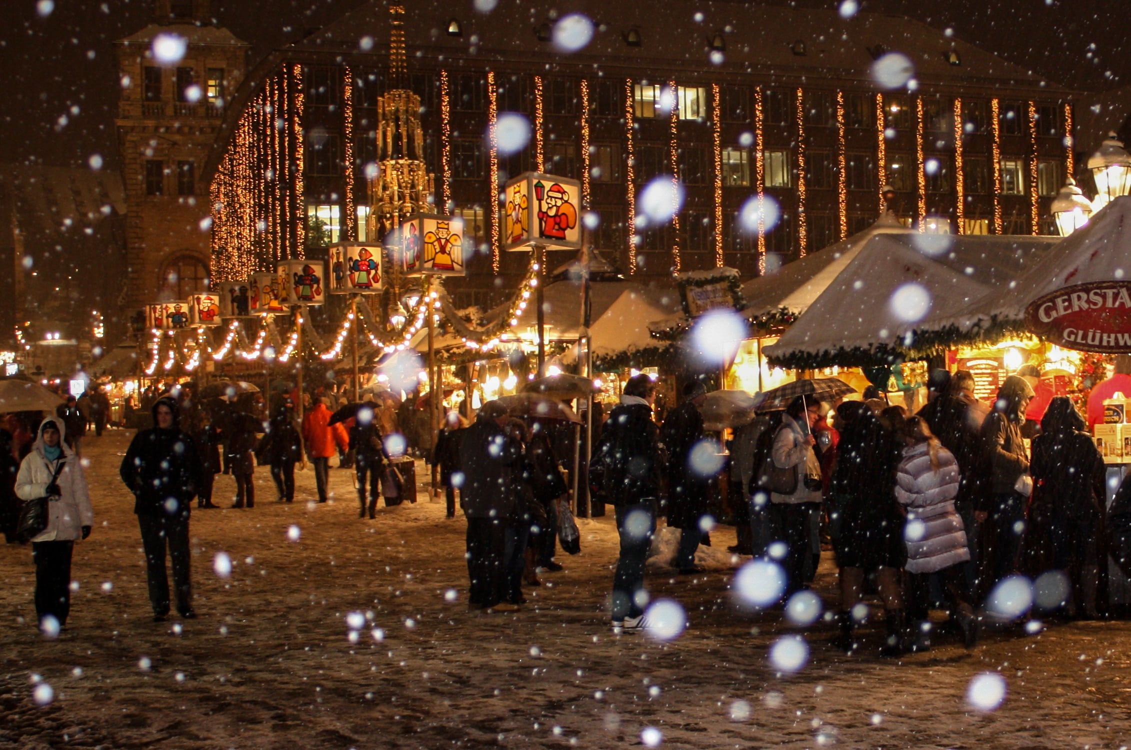 christmas, men, built structure, nuremberg, group of people, christmas buden, crowd, building exterior, snowing, real people, outdoors, street, snow, nighttime, HD Wallpaper