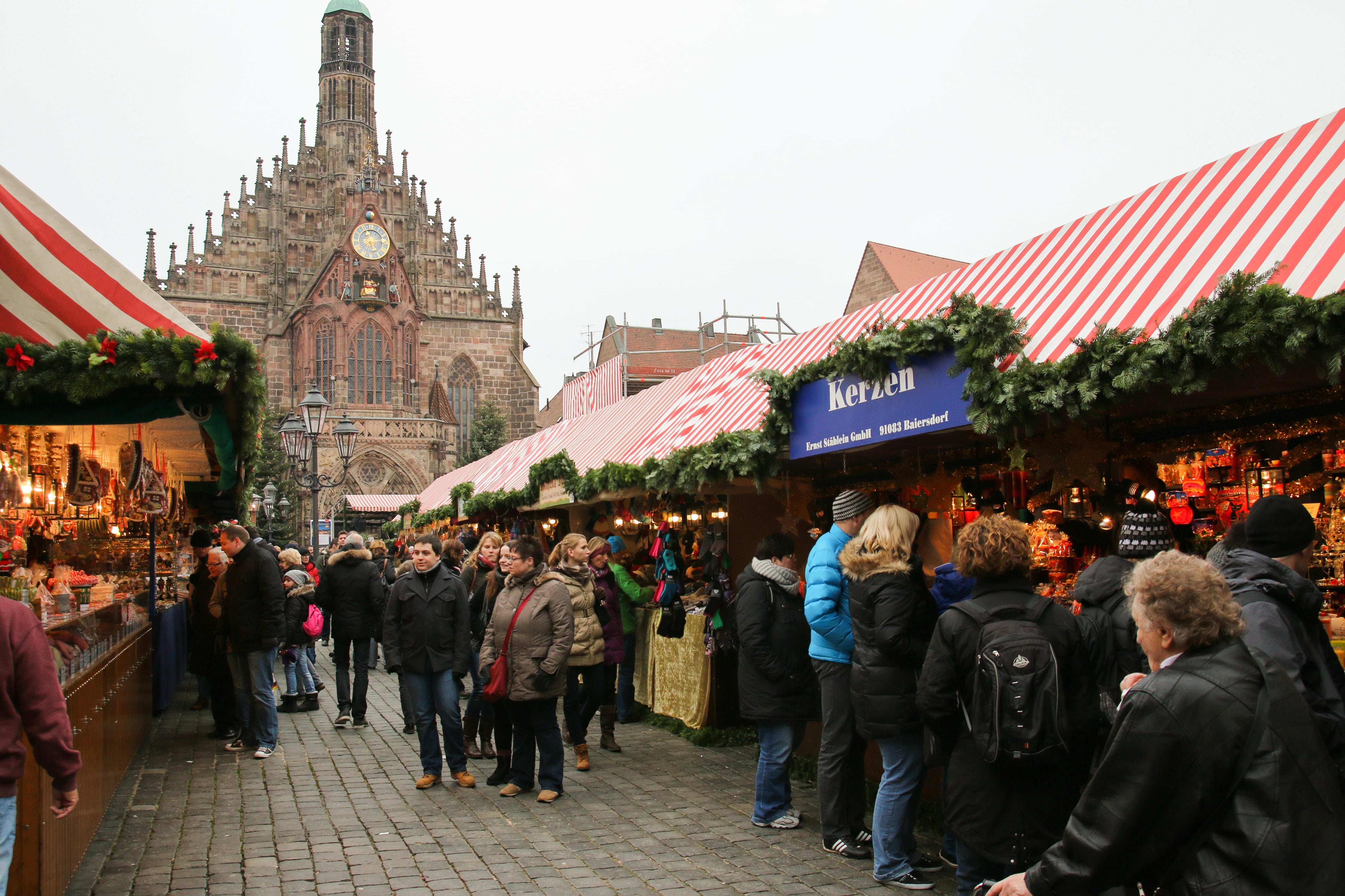 lifestyles, real people, christmas buden, leisure activity, christmas, built structure, women, building, architecture, warm clothing, christkindlesmarkt, HD Wallpaper