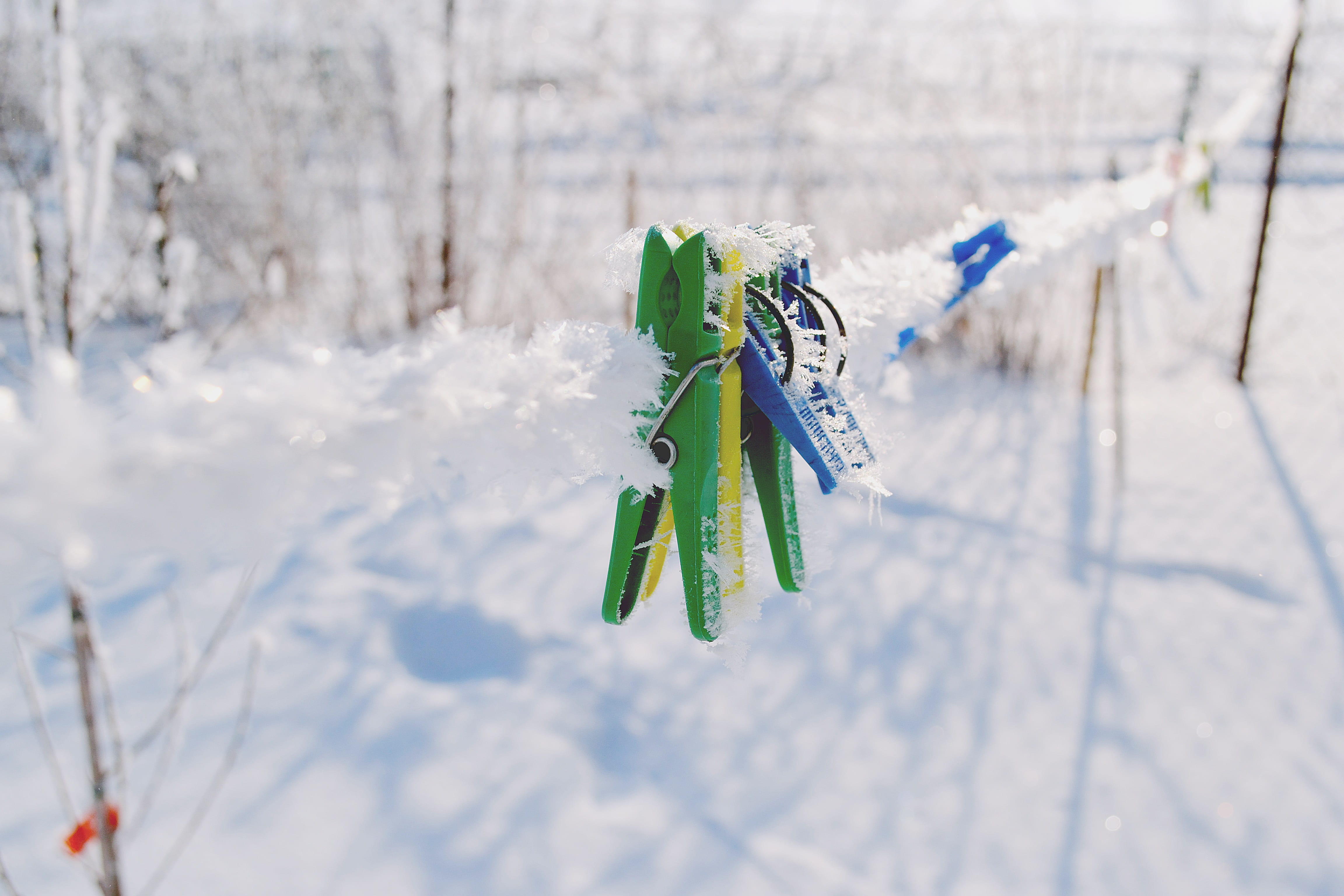 city, field, outdoors, growth, sunlight, winter, clips, architecture, close-up, nature, laundry, no people, frosty, cold temperature, focus on foreground, HD Wallpaper