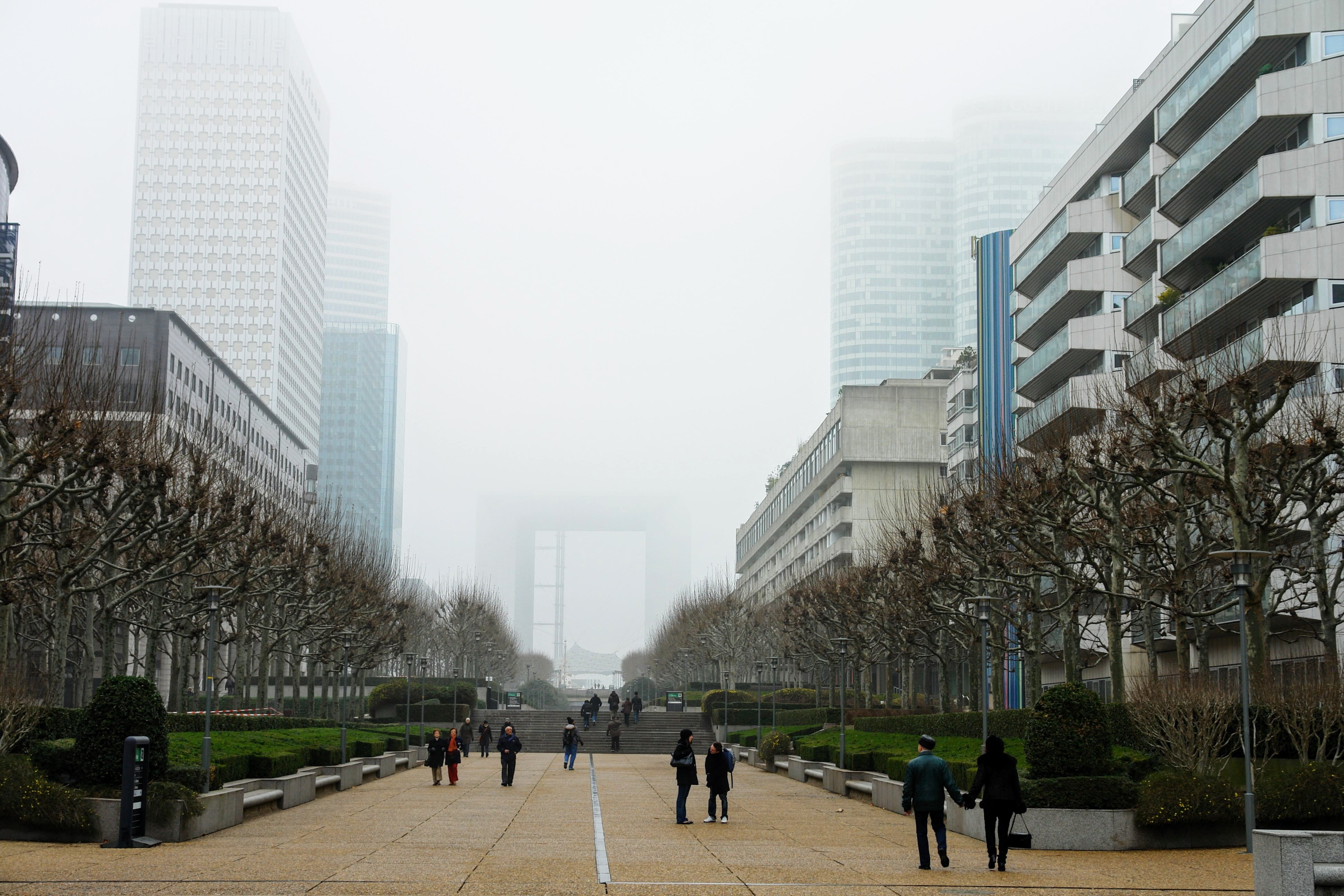 men, incidental people, 4K, building, cityscape, group of people, facade, built structure, skyscraper, plant, france, nature, la defense, sky, people, HD Wallpaper