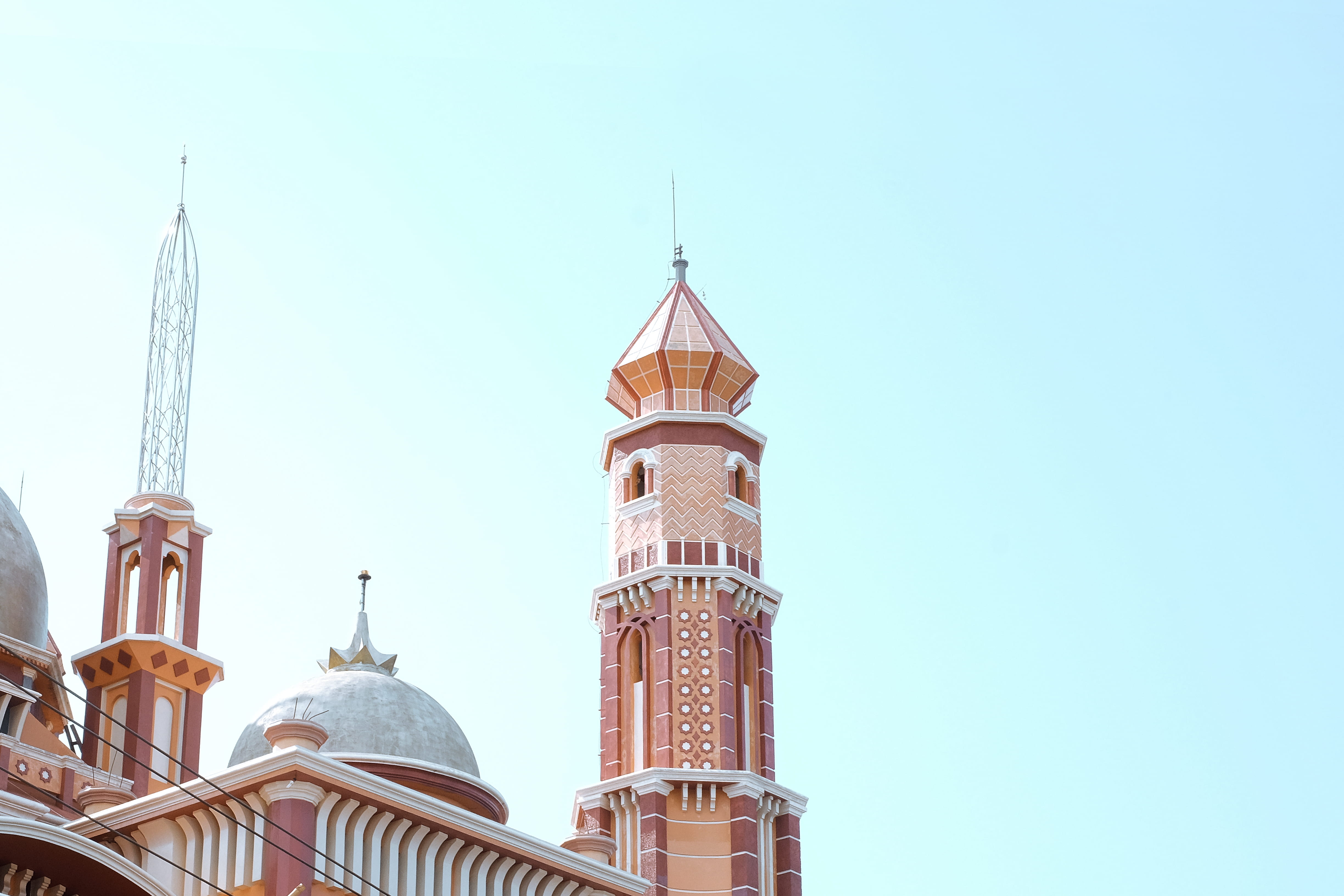 built structure, building, mosque, city, dome, tower, tall - high, design, office building exterior, daytime, travel destinations, beige, place of worship, HD Wallpaper