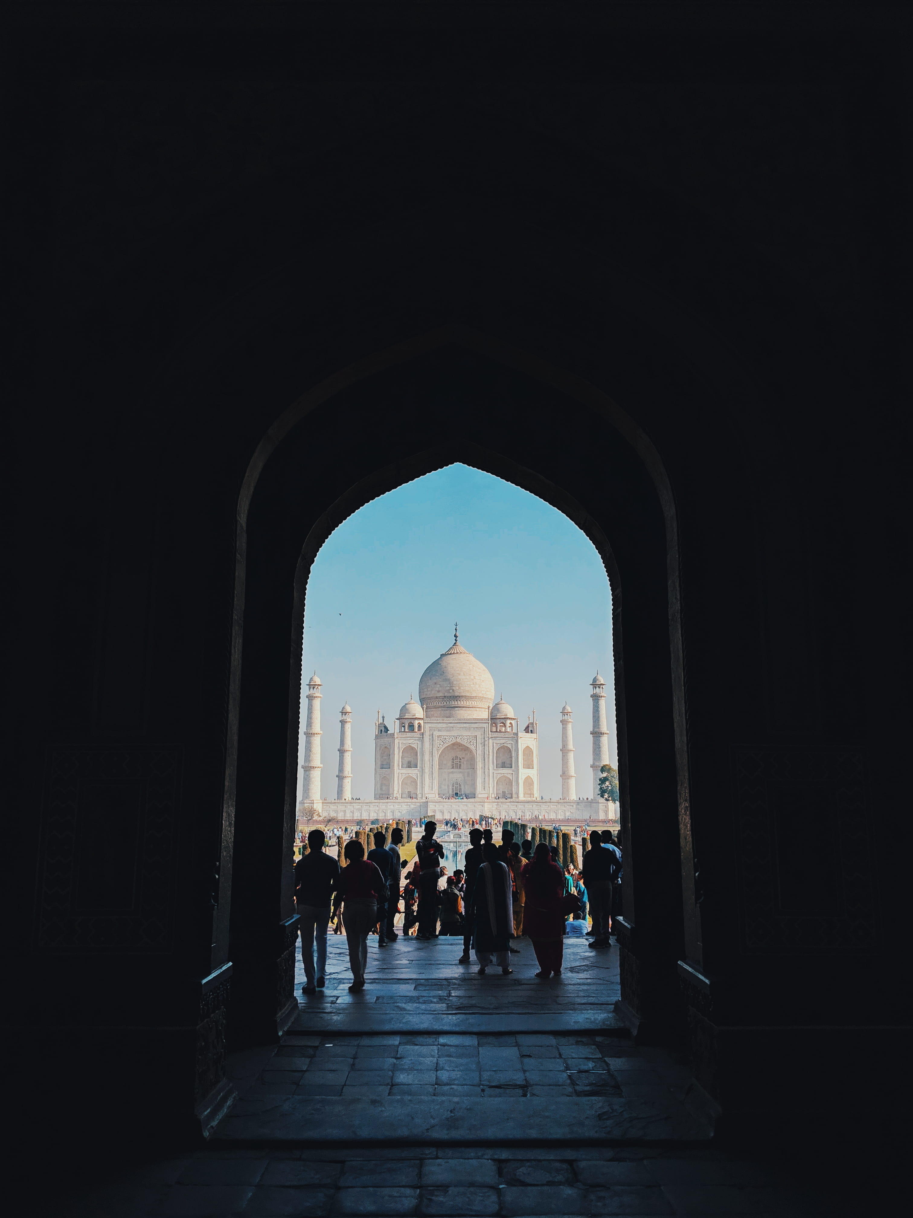 building exterior, 4K, front, men, dome, group of people, crypt, architecture, mosque, tourism, spire, tower, india, gate, taj mahal, travel, mughal, tourist, Phone HD Wallpaper
