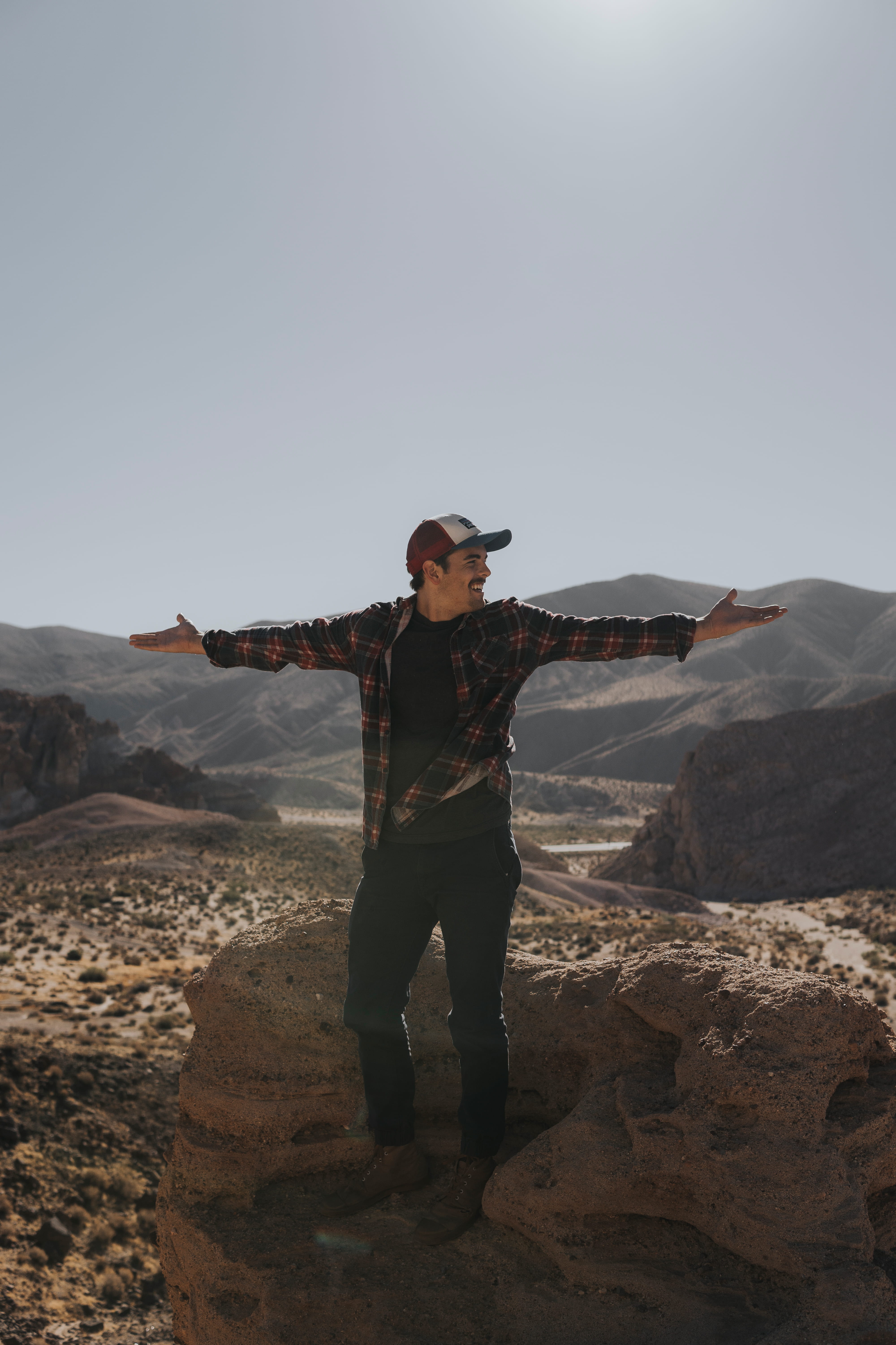 background, beauty in nature, clear sky, solid, real people, casual clothing, limb, nature, standing, full length, 5K, embrace, human arm, outdoors, mountain range, Phone HD Wallpaper