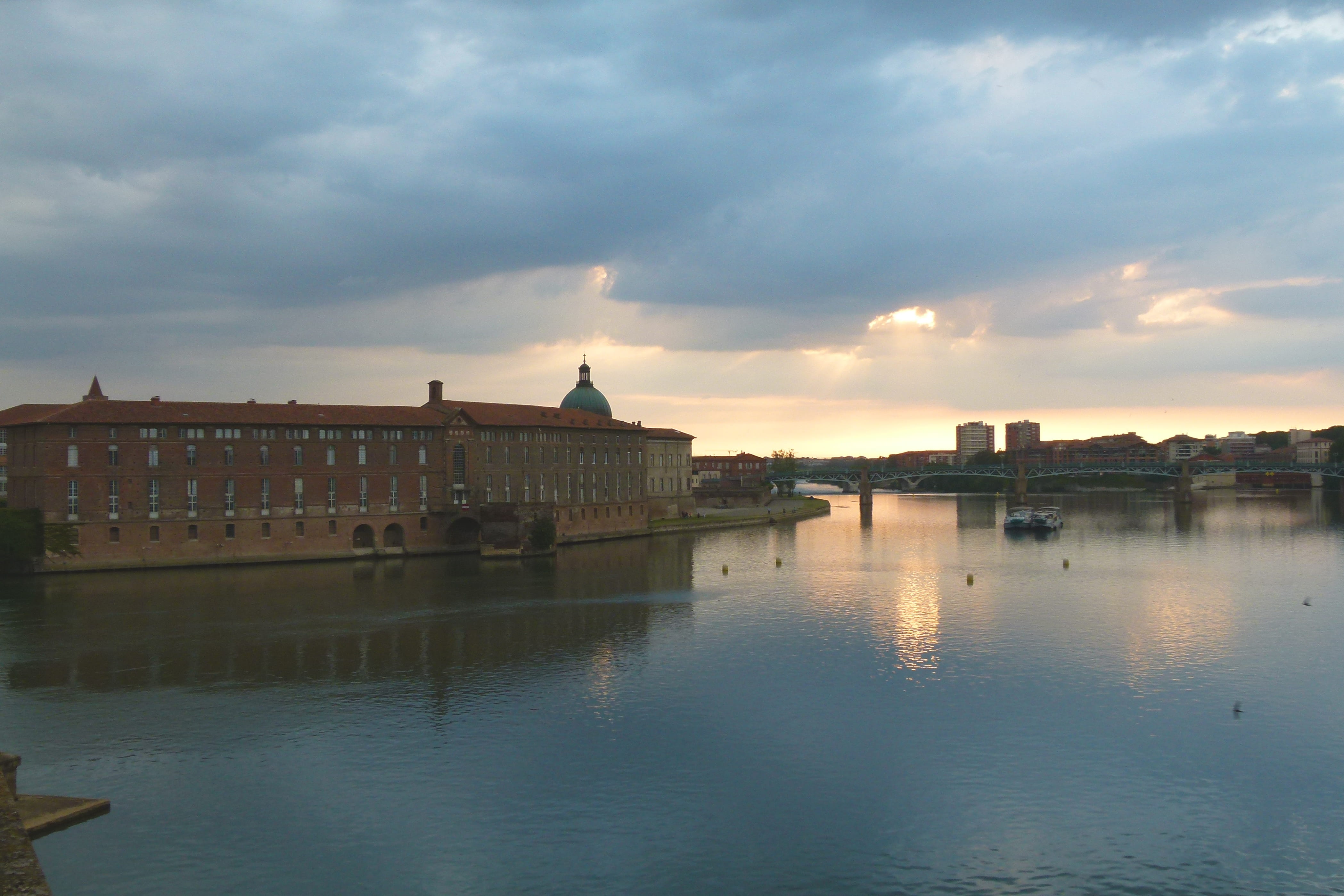 water, nature, built structure, 4K, dusk, city, sunset, sky, waterfront, cloud - sky, reflection, toulouse, building exterior, no people, river, outdoors, HD Wallpaper