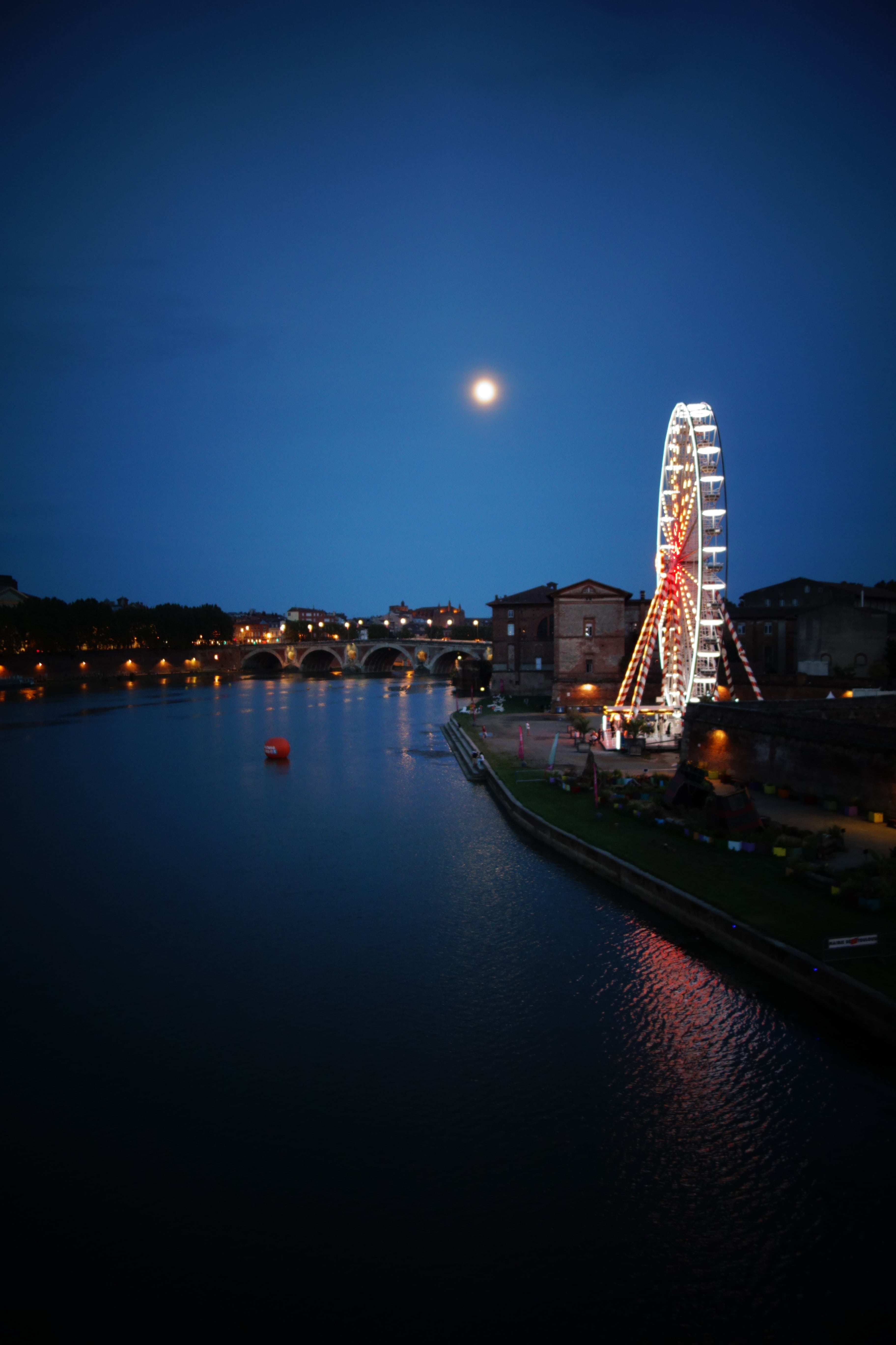 outdoors, toulouse, amusement park, ferris wheel, transportation, building exterior, moon, river, 5K, water, city, sky, architecture, travel destinations, Phone HD Wallpaper