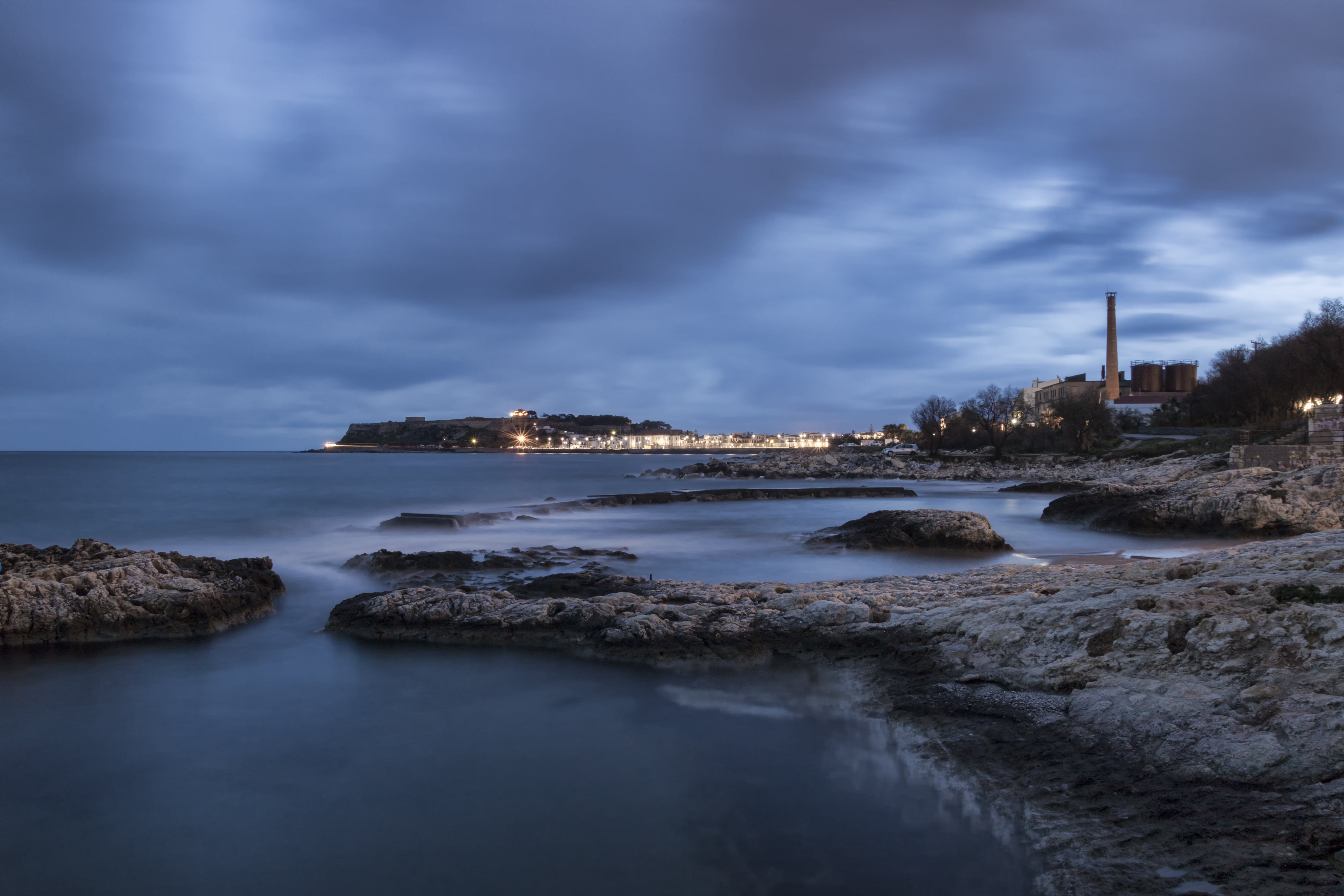 lighted, θάλασσα, water, coastline, calm, grey, evening, sky, near, body of water, beach, sea, Crete, 5K, clouds, Κρήτη, body, Rethymno, ουρανός, buildings, HD Wallpaper
