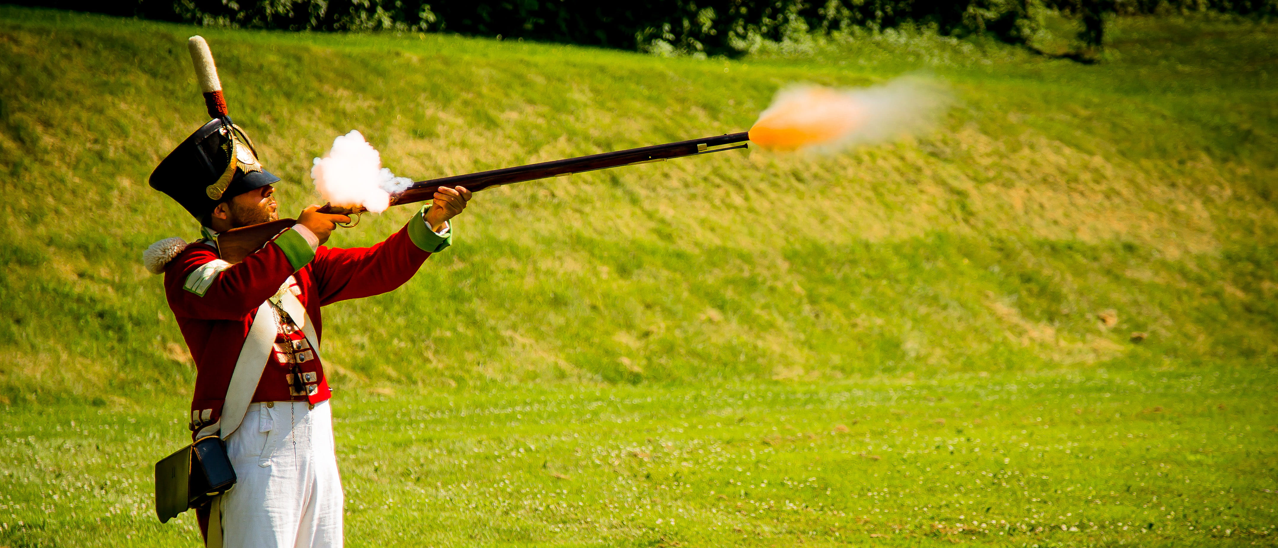 action, taking a shot - sport, canada, adult, 4K, one person, gun, île-aux-noix, grass, nature, sport, man, holding, fire, motion, weapon, playing, old, HD Wallpaper