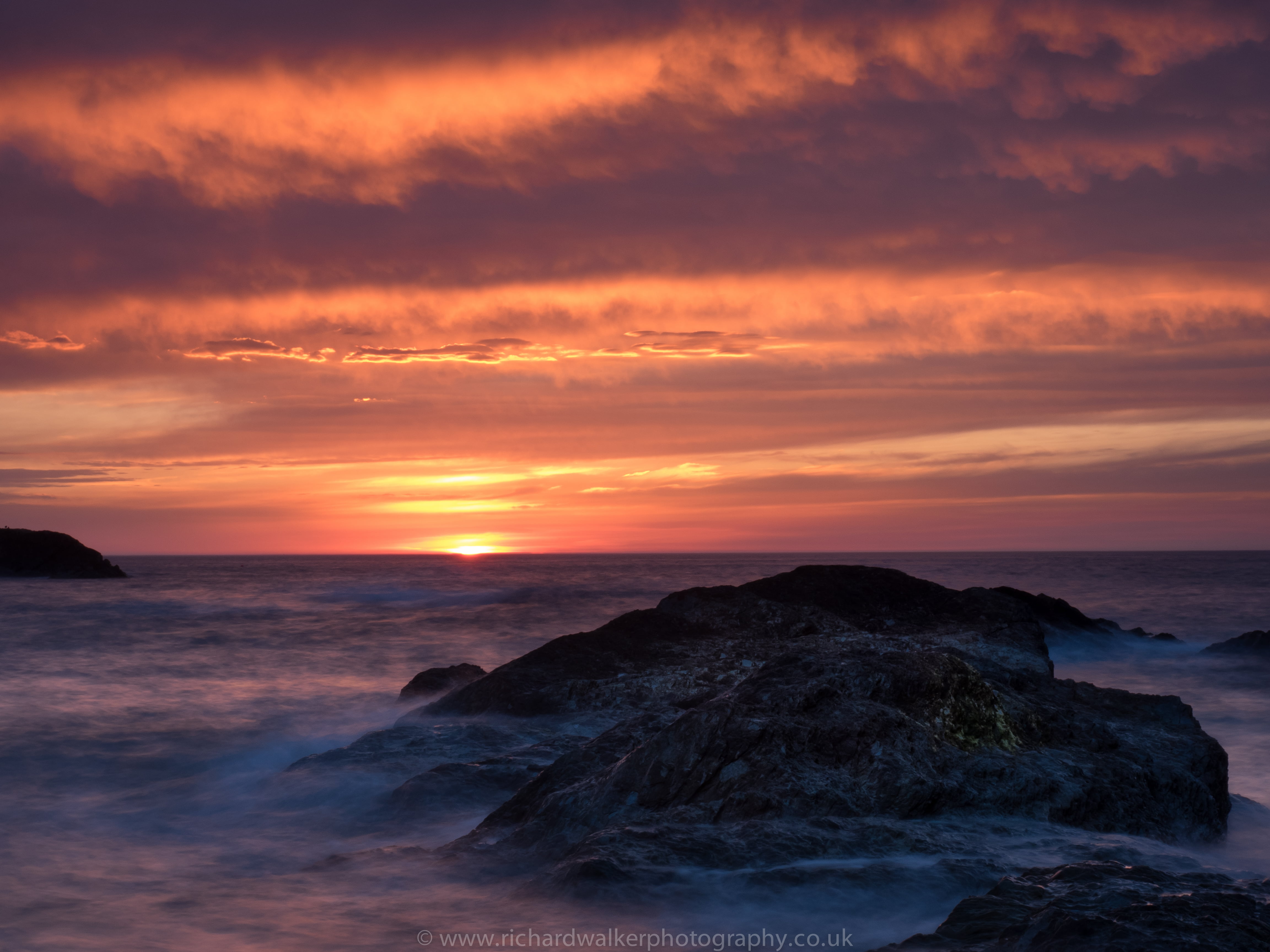 scenics, clouds, wave, sky, 4K, photo, Devon, sea, nature, ocean, landscape, black sky, Before The Storm, orange, beach, seascape, black, rock, dusk, Ilfracombe, HD Wallpaper