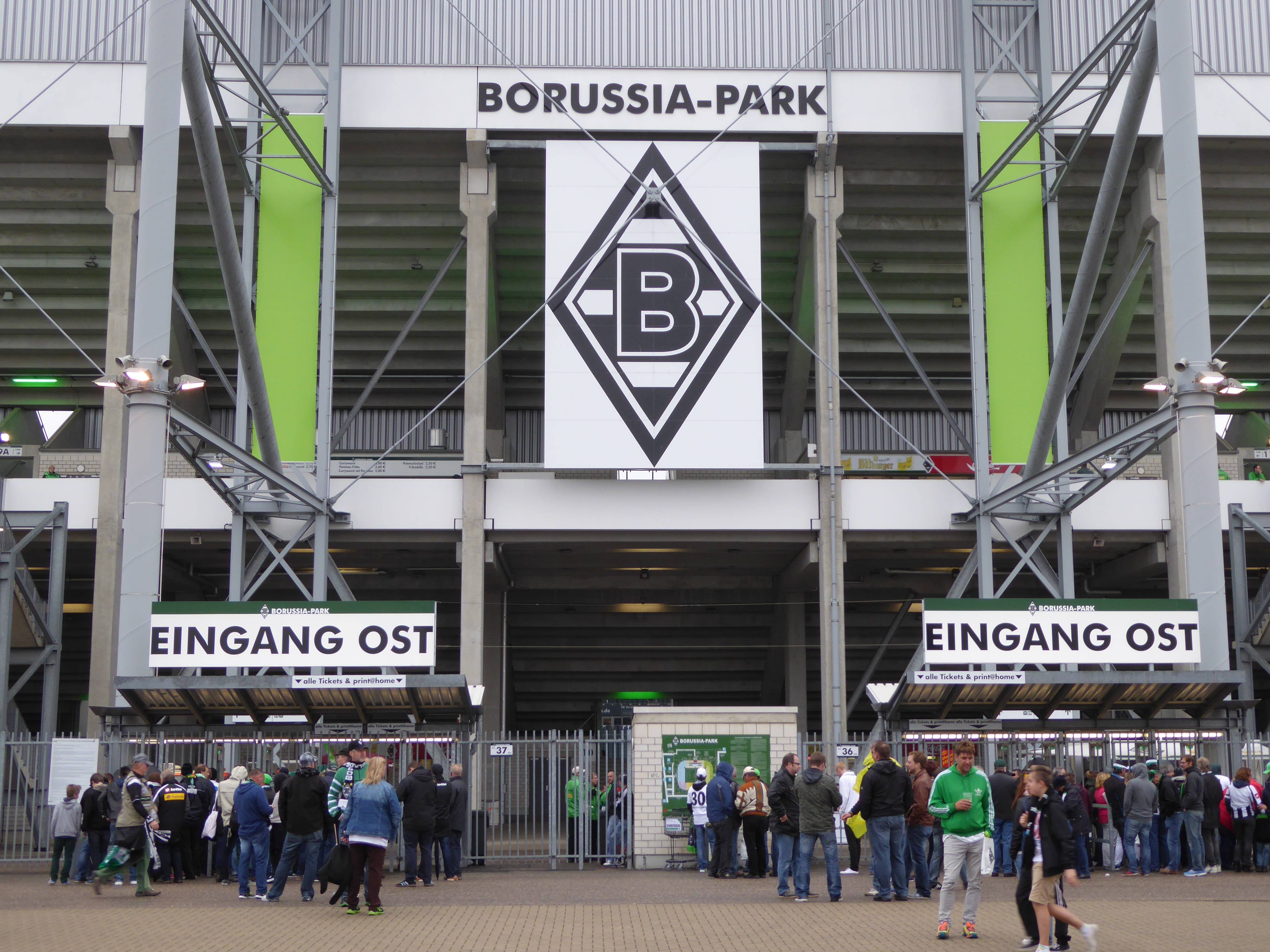 adult, information, western script, mönchengladbach, outdoors, public transportation, group of people, 4K, text, men, stadium, architecture, football, HD Wallpaper