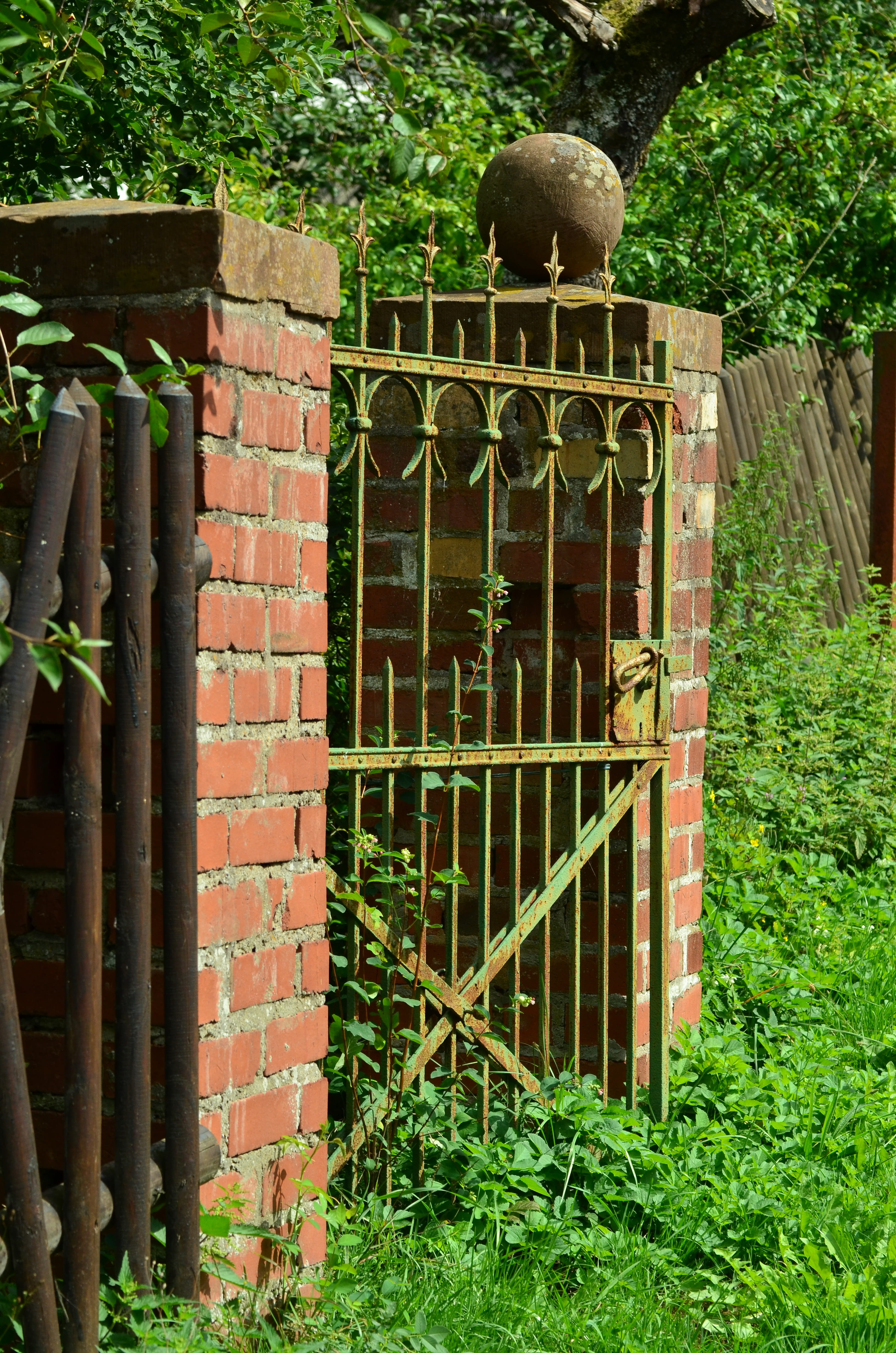 metal, door, input, brick, plant, barrier, garden door, fence, green, post, stone, animal, overgrown, boundary, grass, built structure, goal eisentor, tree, Phone HD Wallpaper