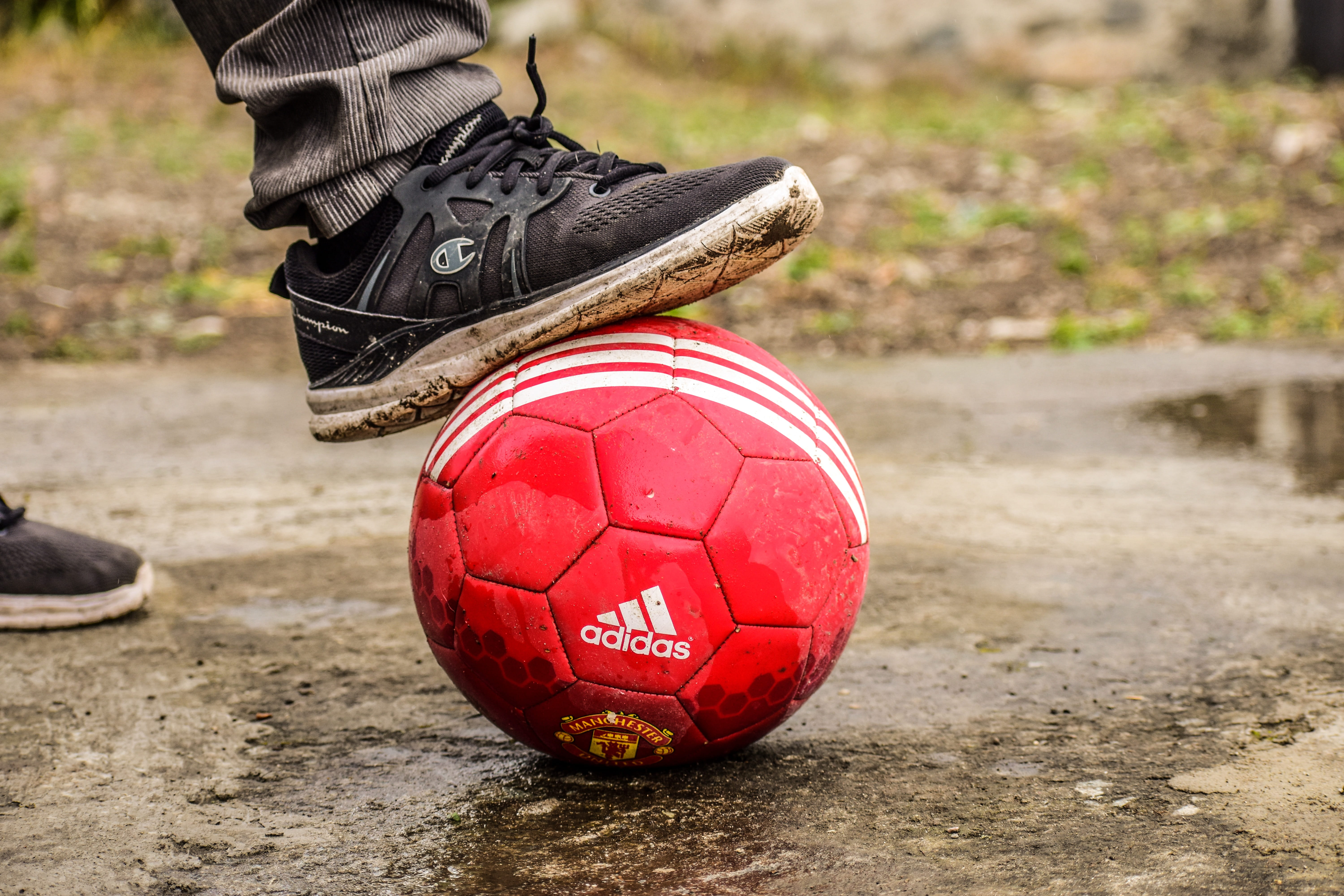 red, sport, ball, men, playing football, lifestyles, human foot, soccer, soccer ball, focus on foreground, team sport, 5K, human body part, leisure activity, HD Wallpaper