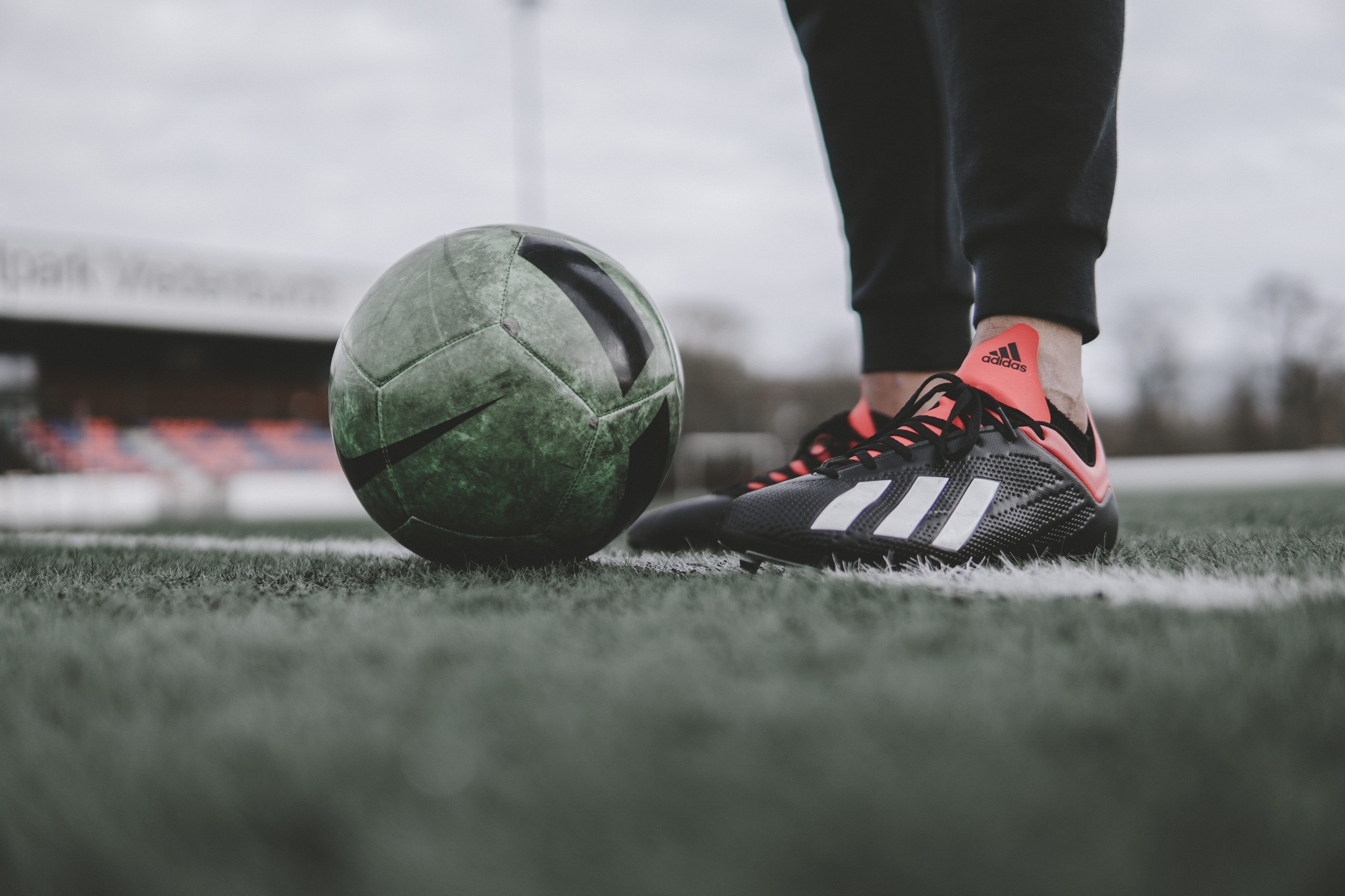 team sport, body part, one person, side, limb, football, player, human foot, leisure activity, human limb, standing, day, soccer, low section, ball, sport, HD Wallpaper