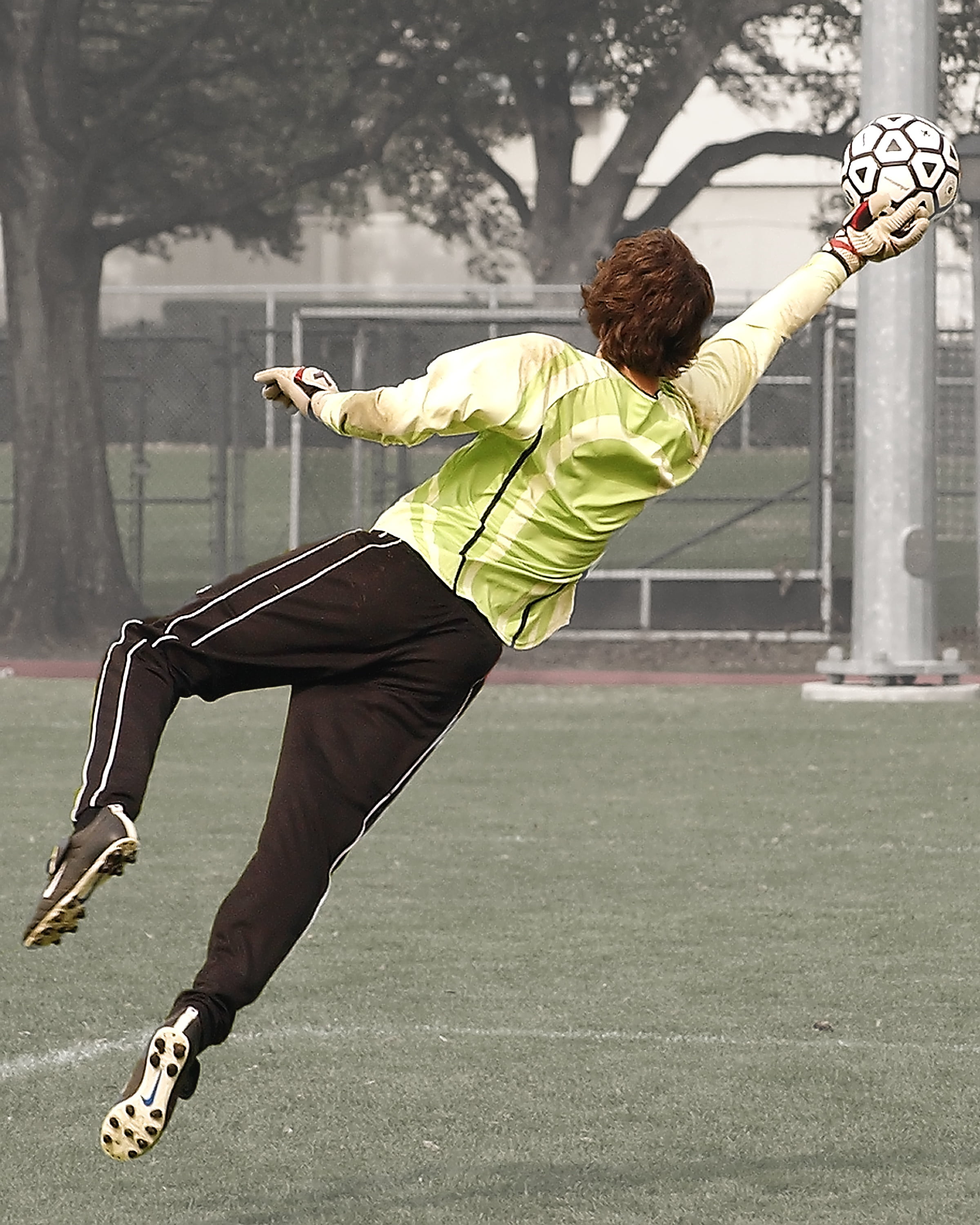 day, goal keeper, real people, sports clothing, soccer player, playing, soccer goal, football player, males, casual clothing, clothing, soccer ball, field, Phone HD Wallpaper