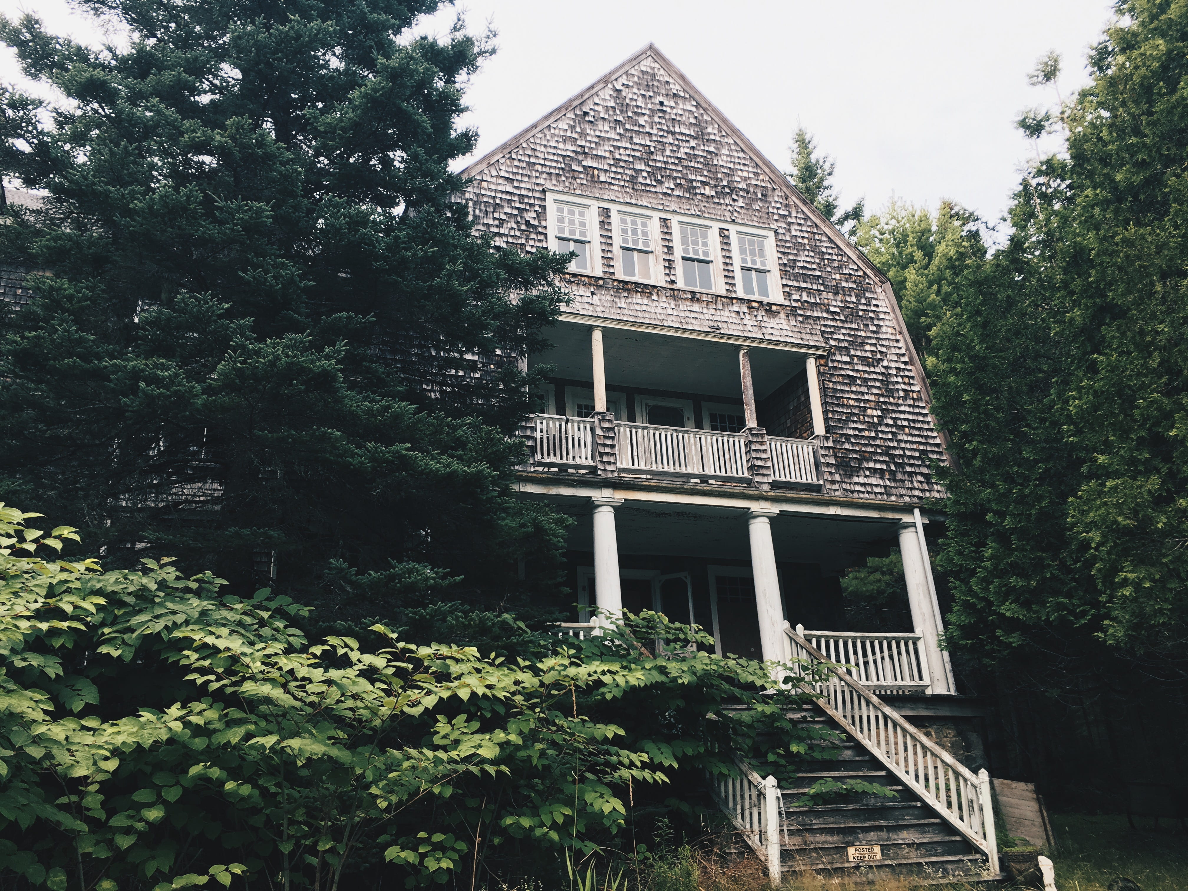 building, united states, nature, home, architecture, 4K, low angle view, downeast, garden, growth, woods, no people, sky, tree, forgotten, inn, hall, abandoned, HD Wallpaper