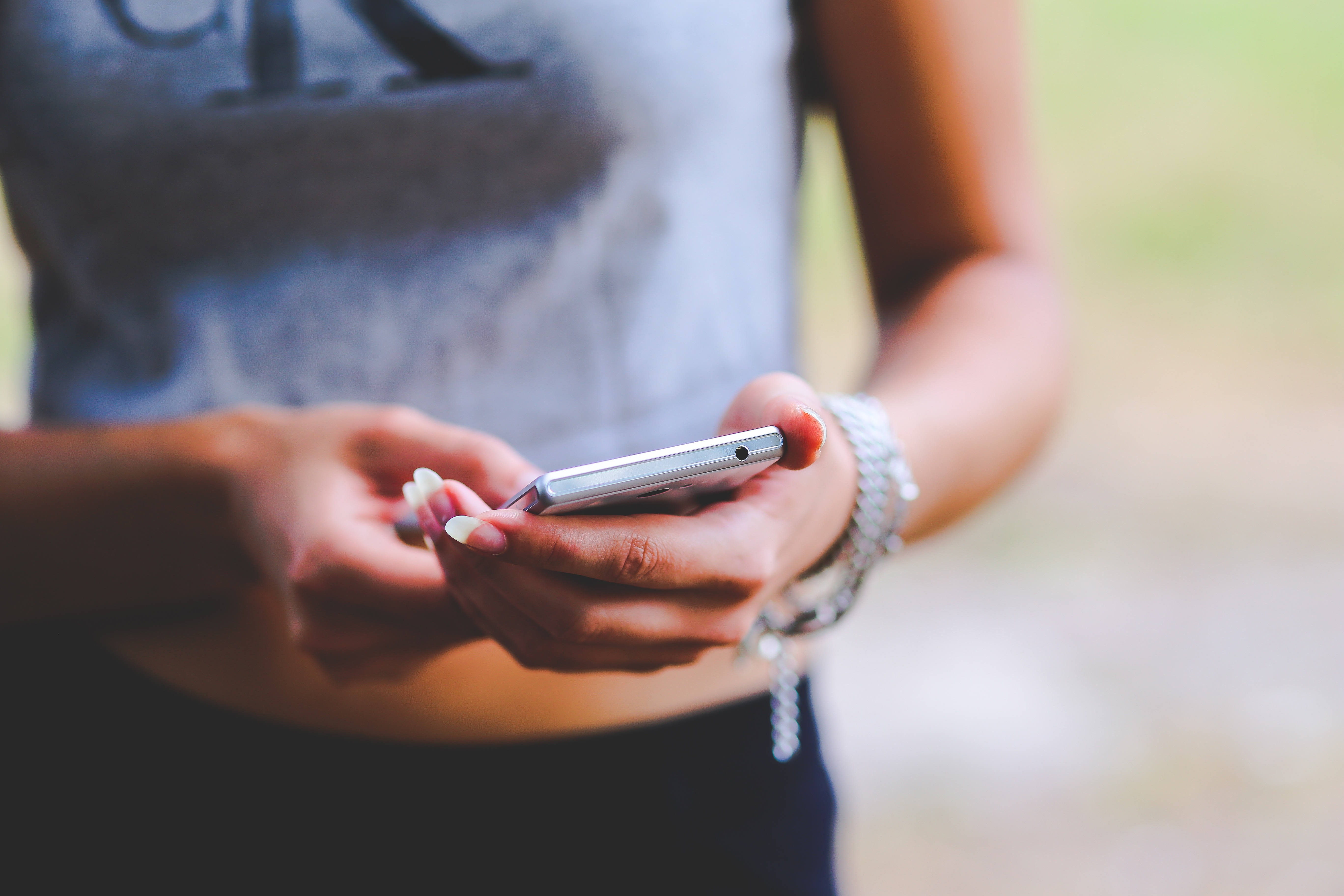 one Person, using phone, casual clothing, phone, text, message, text Messaging, texting, facebook, android, day, human Hand, females, connection, 5K, smartphone, HD Wallpaper