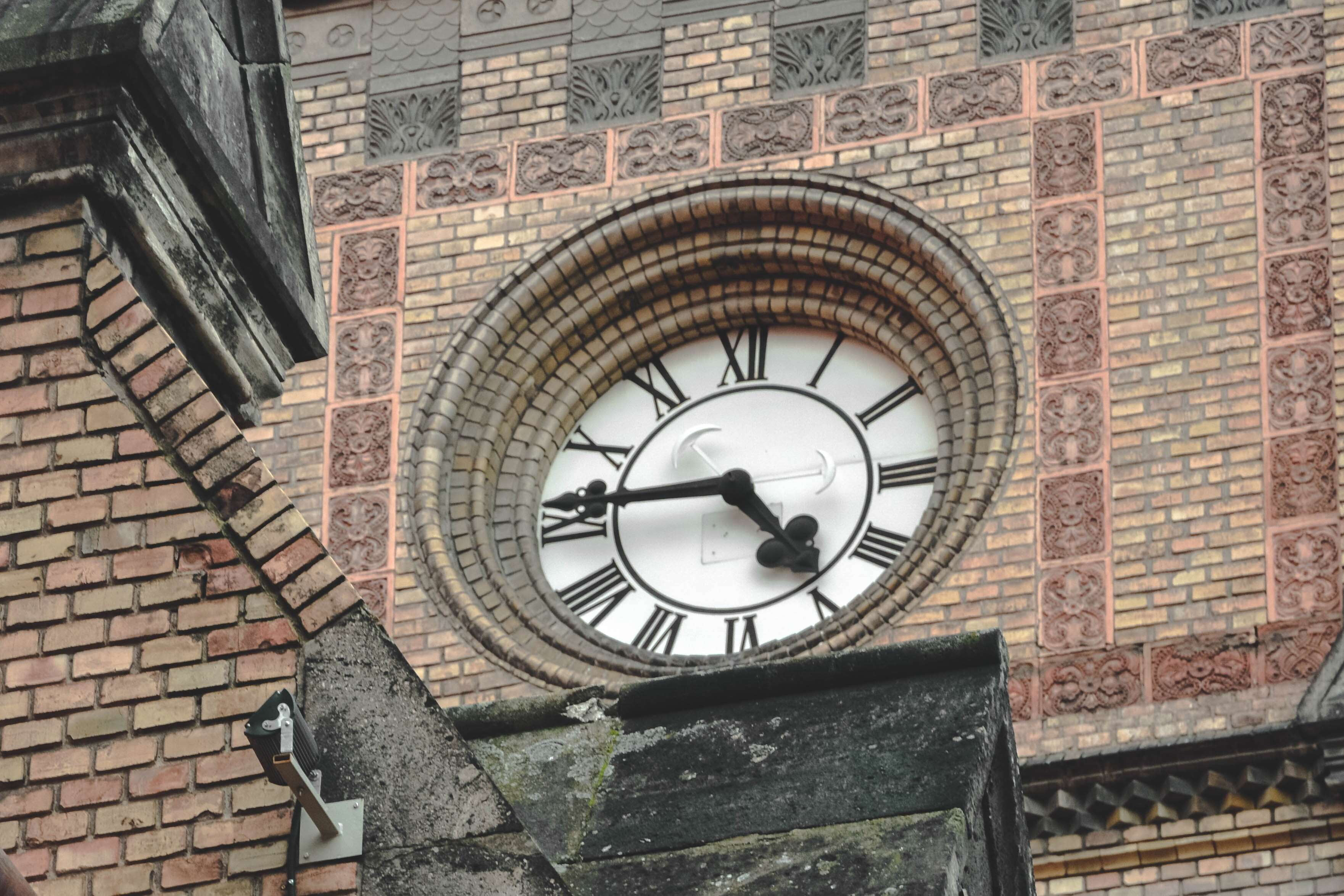 2K, brick wall, building exterior, watch, social media, clock face, low angle view, old, tower, architecture, geometric shape, smartphone, no people, building, HD Wallpaper