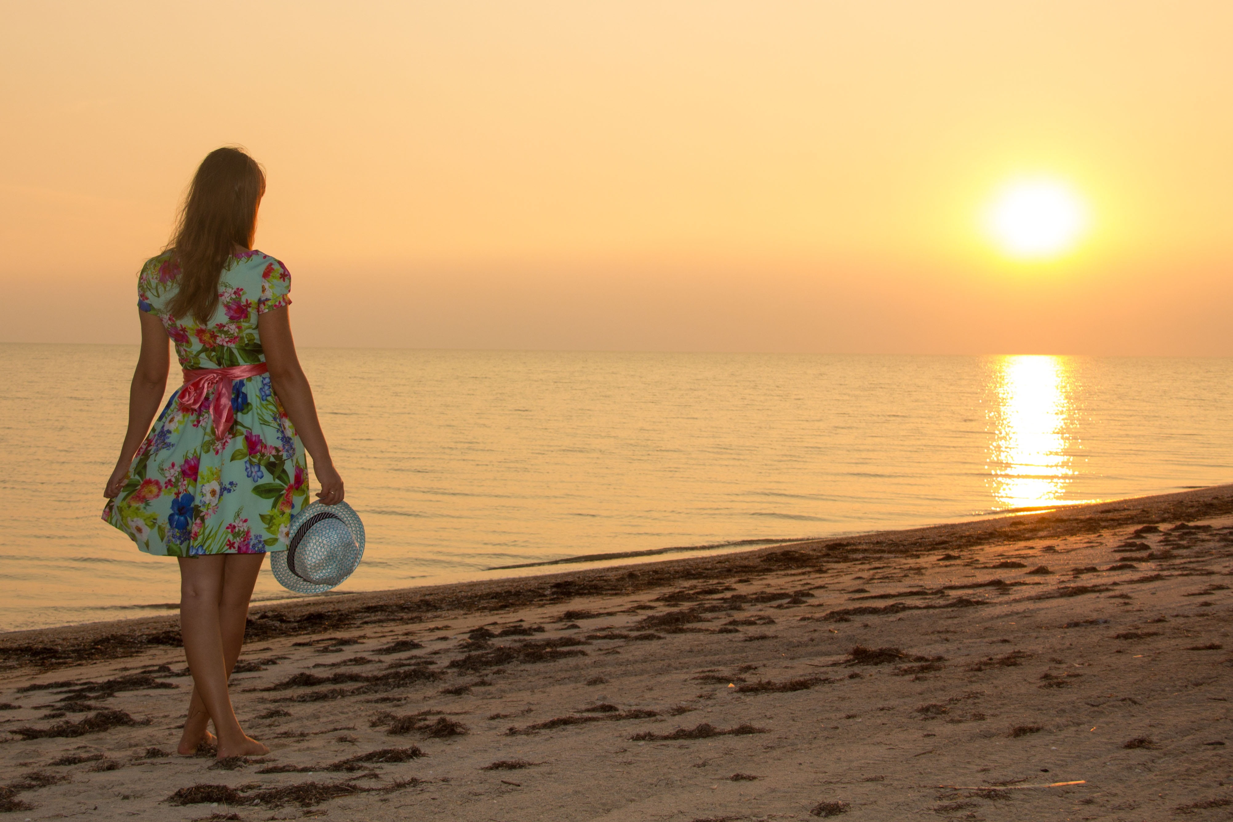 4K, adult, land, horizon over water, worth, seashore, sunset, beach, sky, lens flare, holiday, sun, sand, floral, one person, white, motion, teal, hat, HD Wallpaper