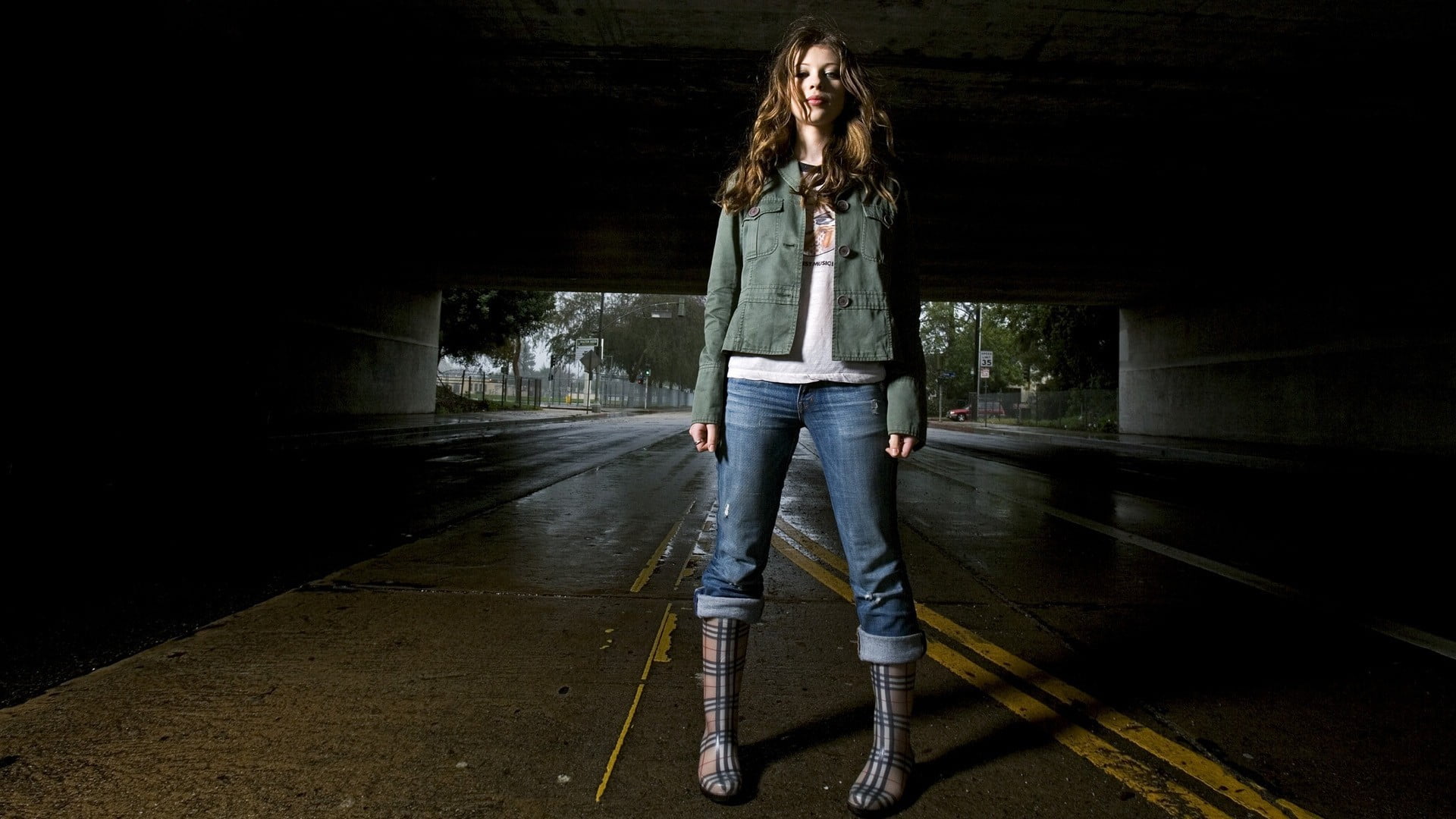 hairstyle, Michelle Trachtenberg, women outdoors, emotion, tunnel, urban, bridge, actress, jeans, 1080P, teenager, wet, women, front view, casual clothing, HD Wallpaper