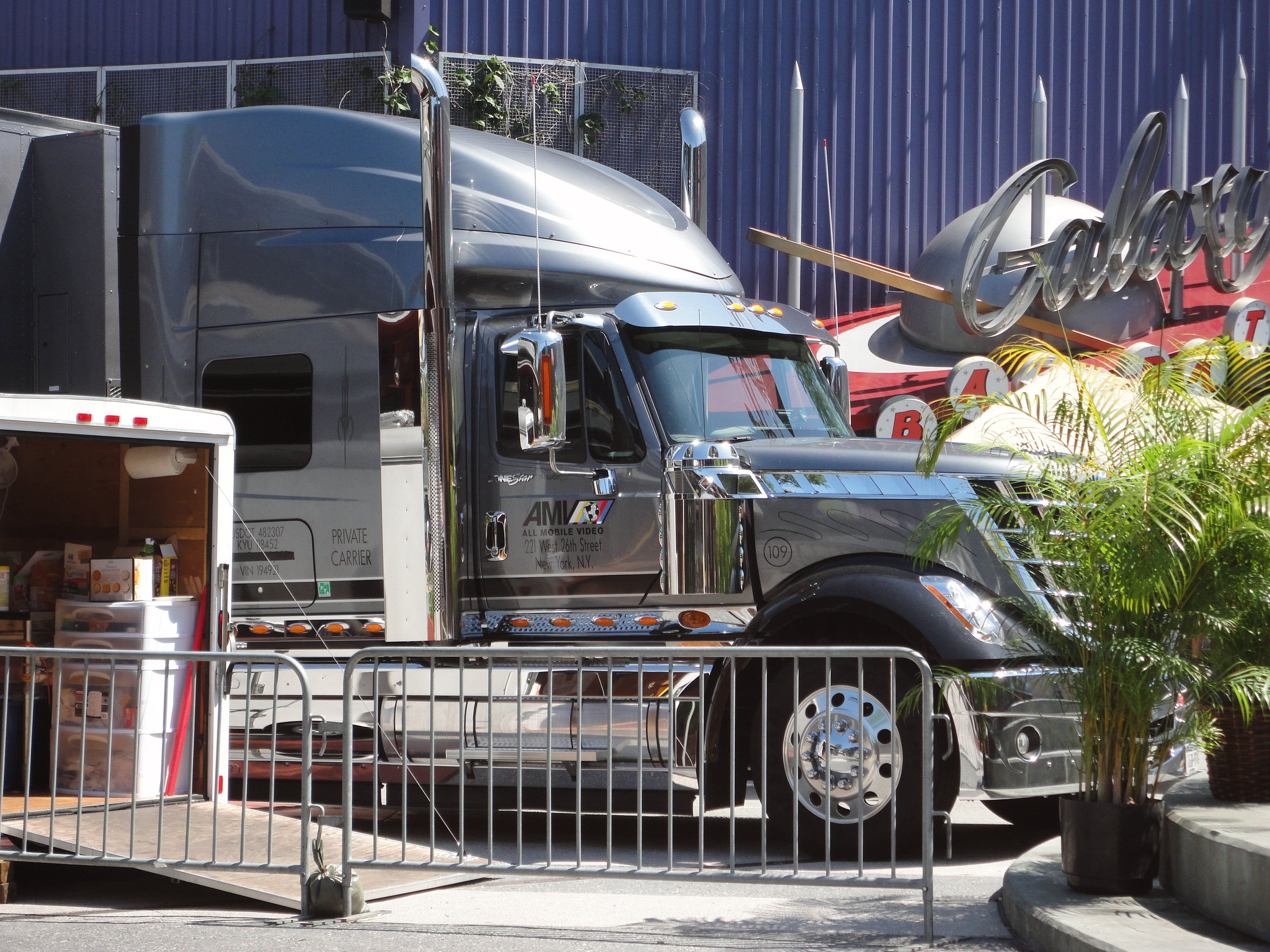 wheel, day, orlando, stationary, sunlight, metal, universal studio, truck, tire, tv truck, land vehicle, city, junkyard, retro styled, motor vehicle, vintage car, HD Wallpaper