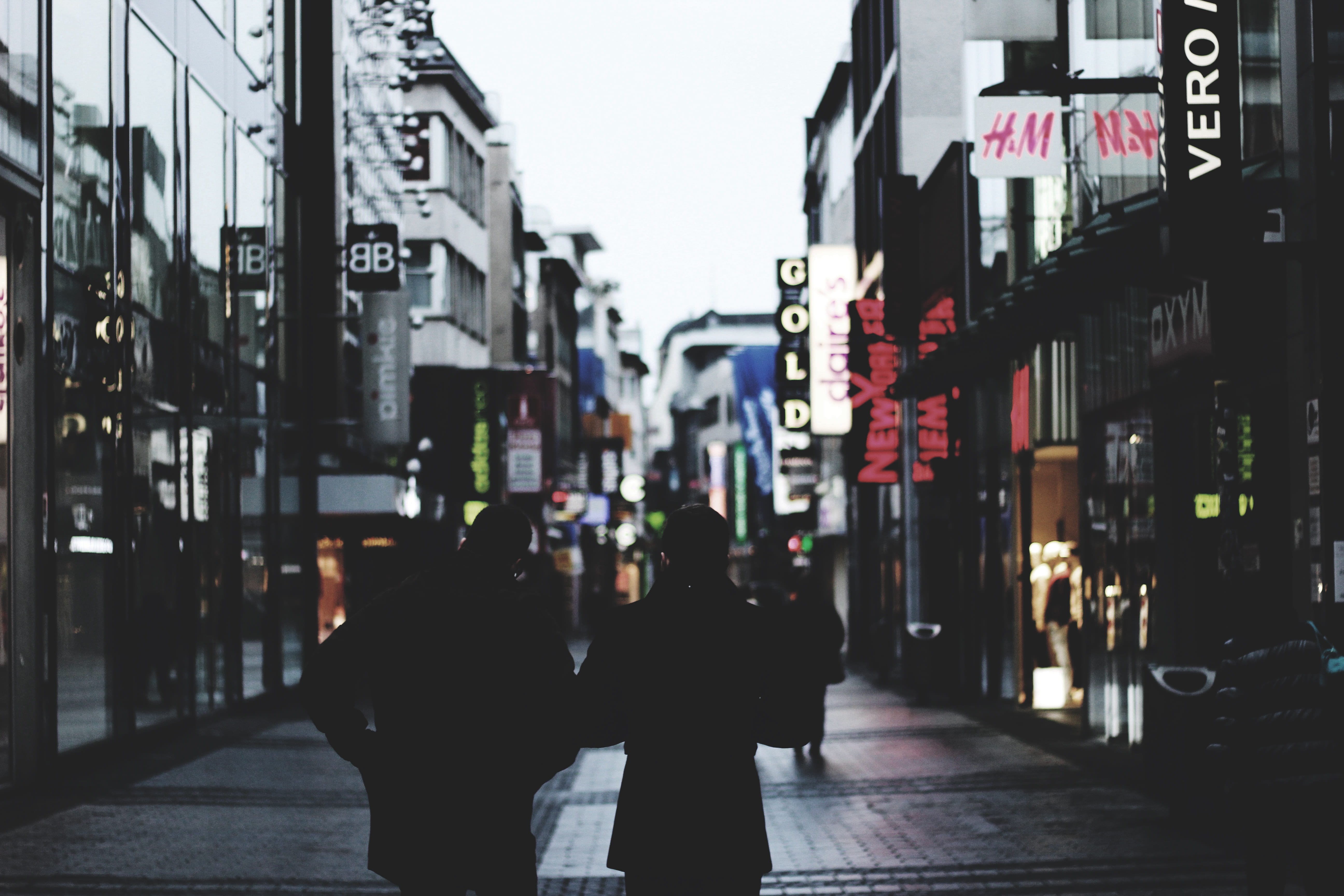 shopping, real people, couple, people, transportation, architecture, outdoors, rear view, buildings, dull, road, building, city life, night, lifestyles, HD Wallpaper