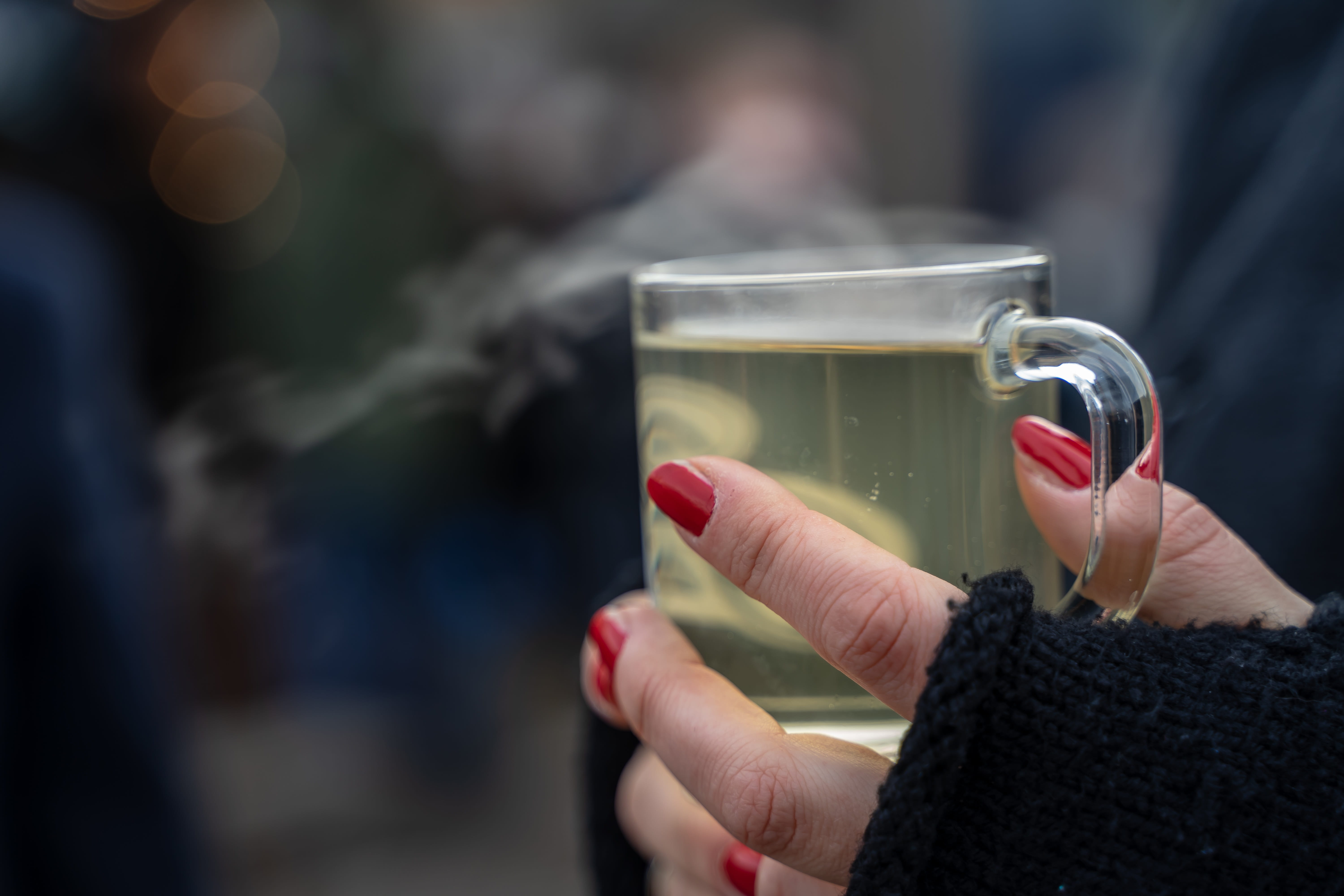 frost, 5K, real people, hand, winter, warm clothing, spices, hot, close-up, heat, drink, women, christmas market, mood, advent, day, cup, food and drink, HD Wallpaper