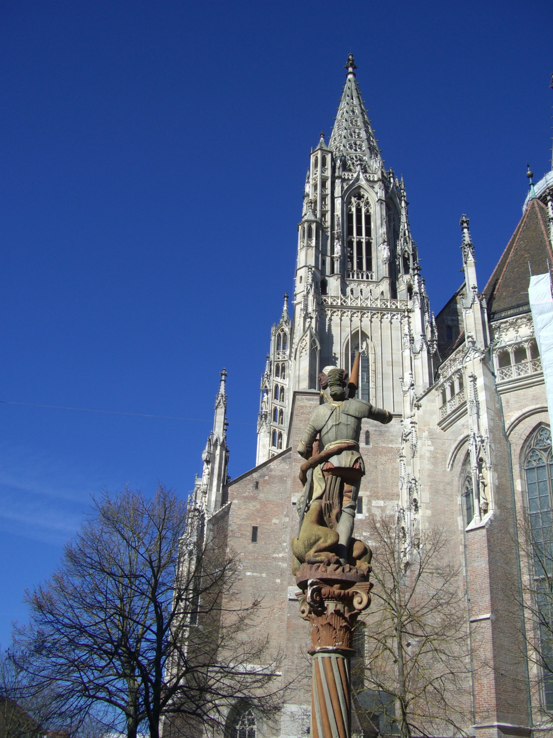 place of worship, sculpture, outdoors, day, tree, spire, low angle view, spirituality, religion, nature, ulm cathedral, built structure, rock carving, gothic, Phone HD Wallpaper