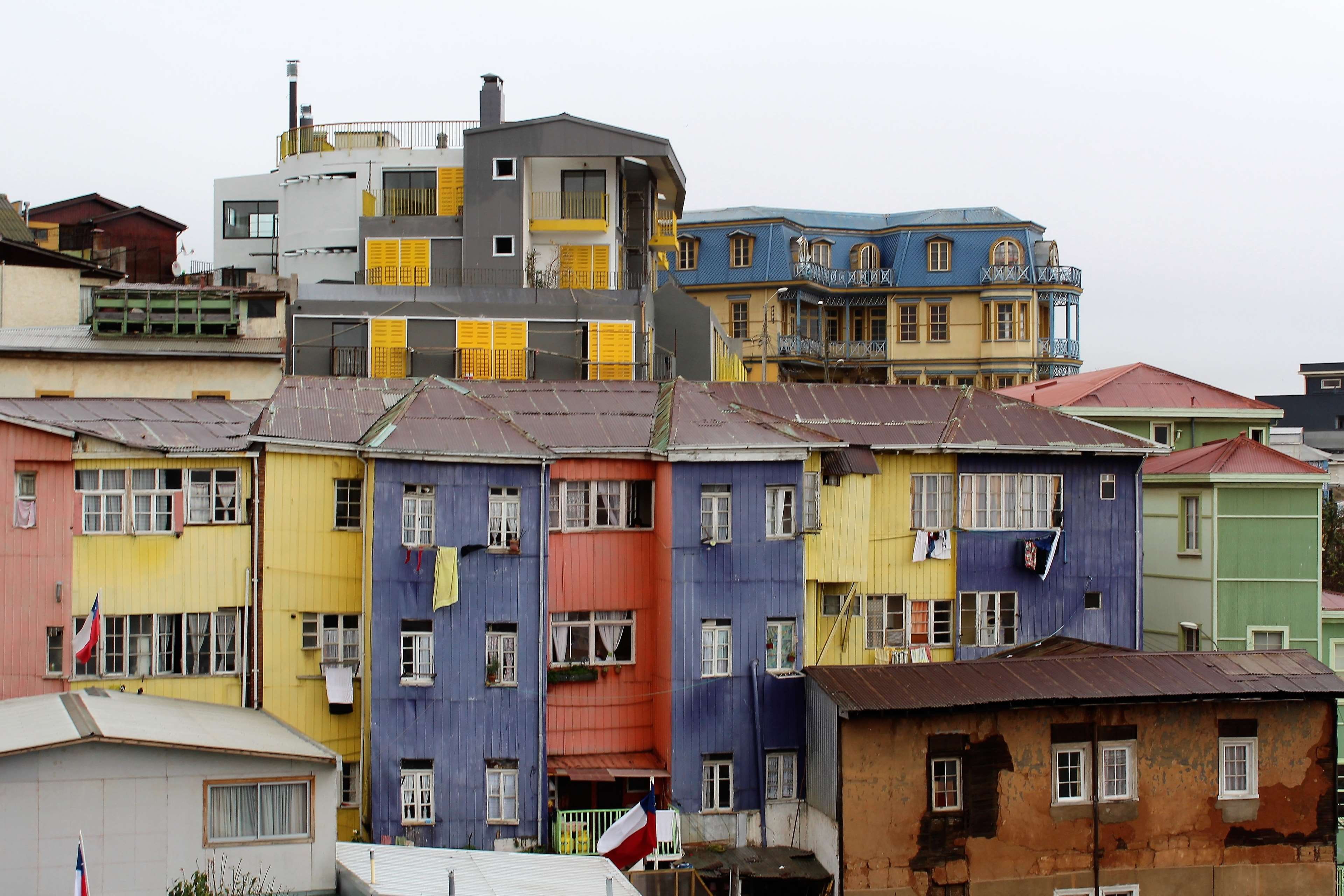 building exterior, outdoors, 4K, colores valparaiso, sky, building, yellow, roof, no people, built structure, day, multi colored, apartment, town, city, HD Wallpaper