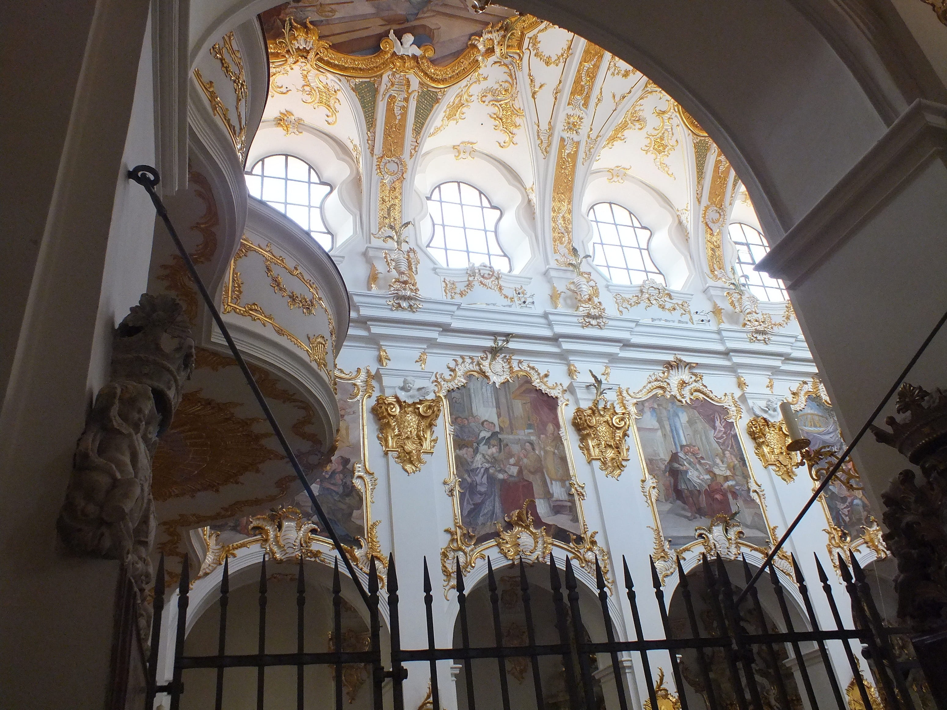 low angle view, Regensburg, built structure, arch, history, religion, 2K, bavaria, travel destinations, architecture and art, window, building, architectural column, HD Wallpaper