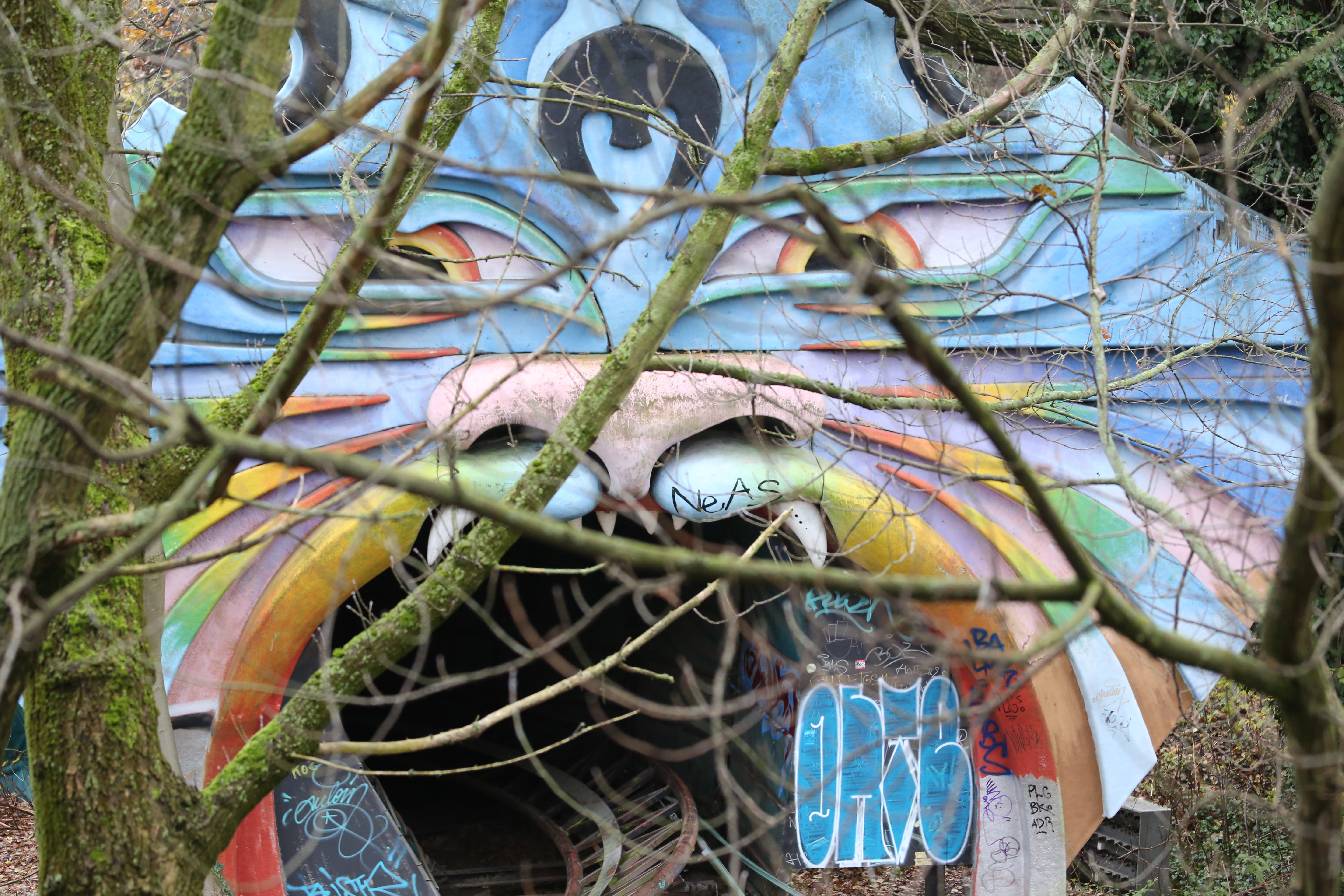 deterioration, art and craft, cat, no people, run-down, low angle view, branch, built structure, nature, 5K, amusement park, close-up, parque de diversão, HD Wallpaper