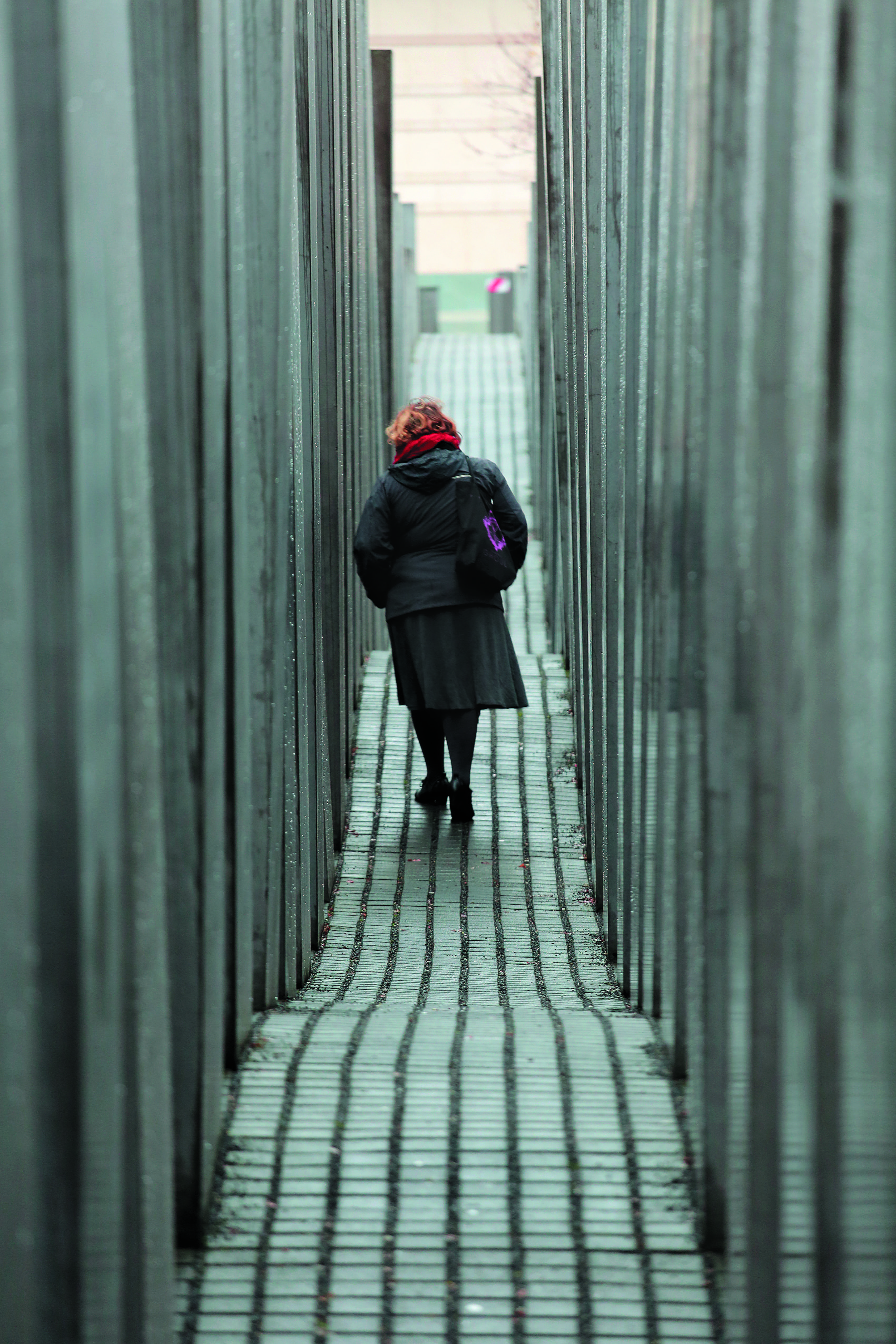 the way forward, architecture, standing, lifestyles, walk, day, real people, selective focus, germany, women, direction, 4K, rear view, clothing, built structure, Phone HD Wallpaper