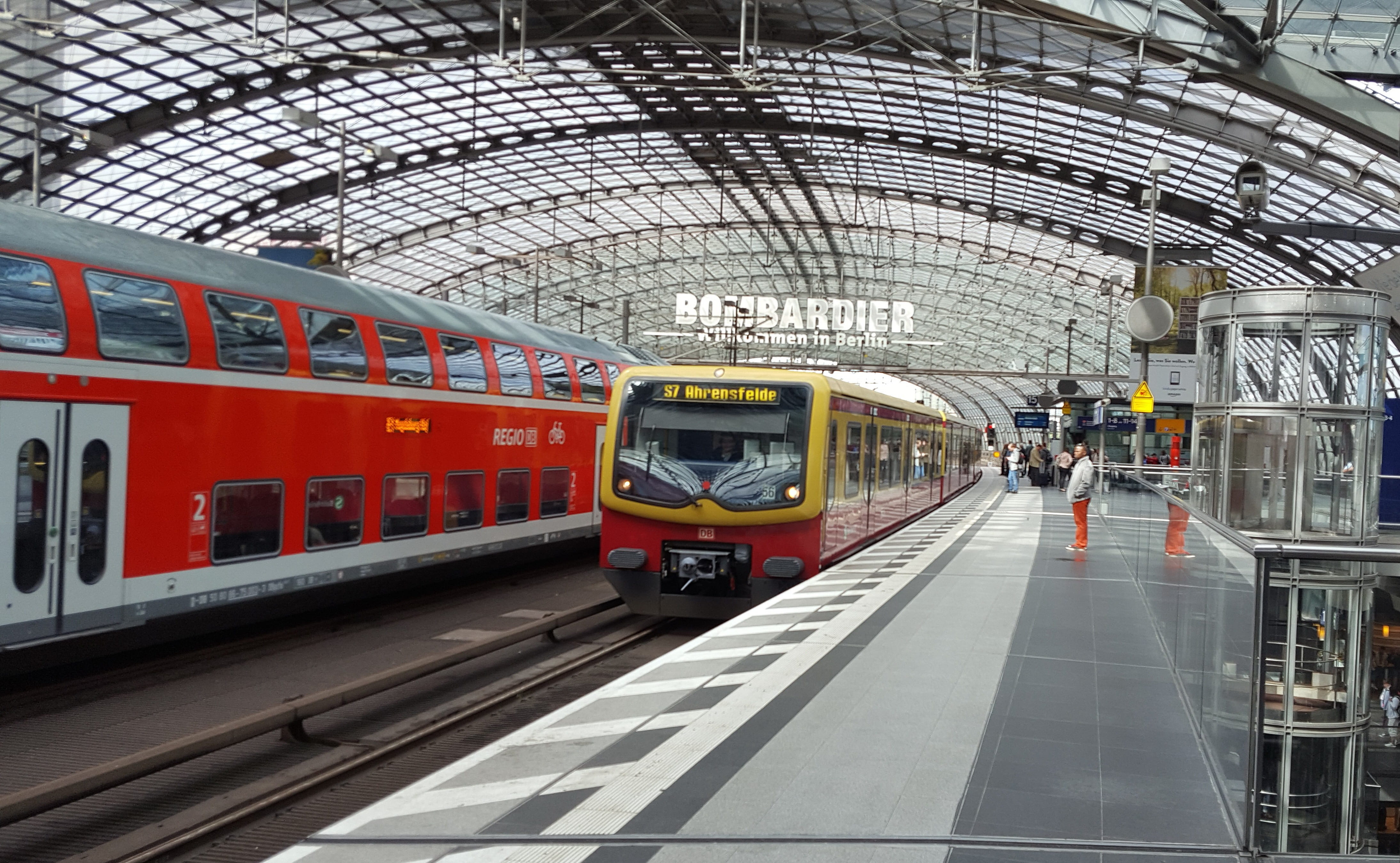 architecture, rail transportation, day, ceiling, 4K, indoors, germany, train - vehicle, station, motion, mode of transportation, central station, incidental people, HD Wallpaper