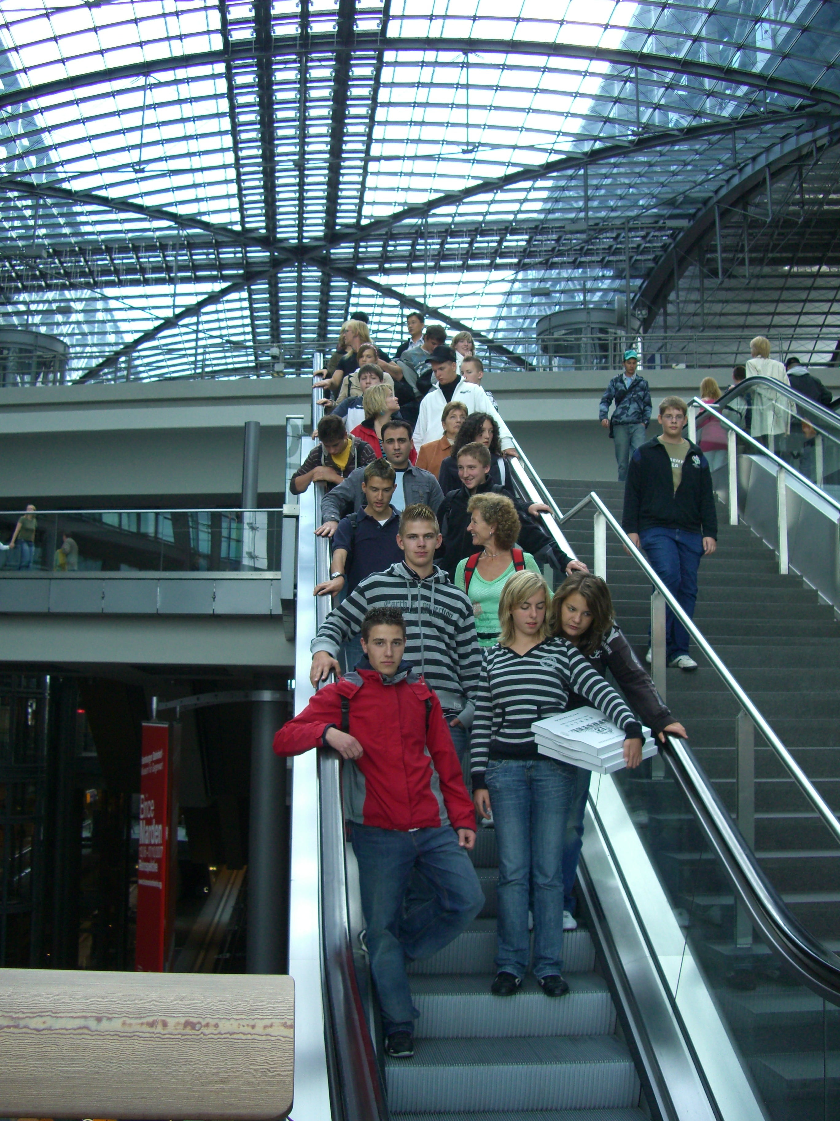 central station, women, down, escalator, standing, architecture, glass roof, men, ceiling, berlin, steps and staircases, casual clothing, transportation, Phone HD Wallpaper