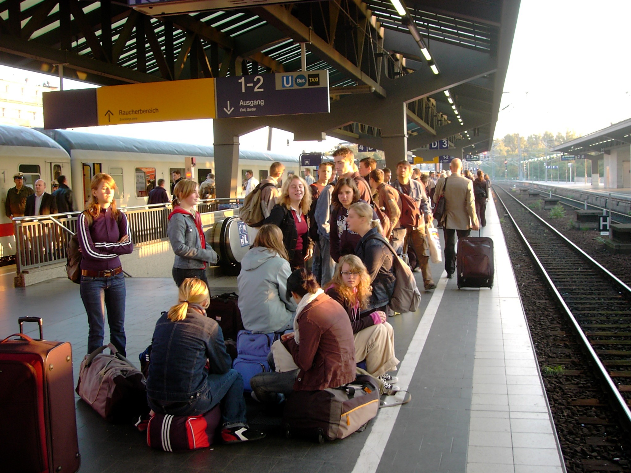 men, station, women, architecture, track, 1080P, journey, rail transportation, waiting, travel, railroad station platform, lifestyles, real people, large group of people, HD Wallpaper