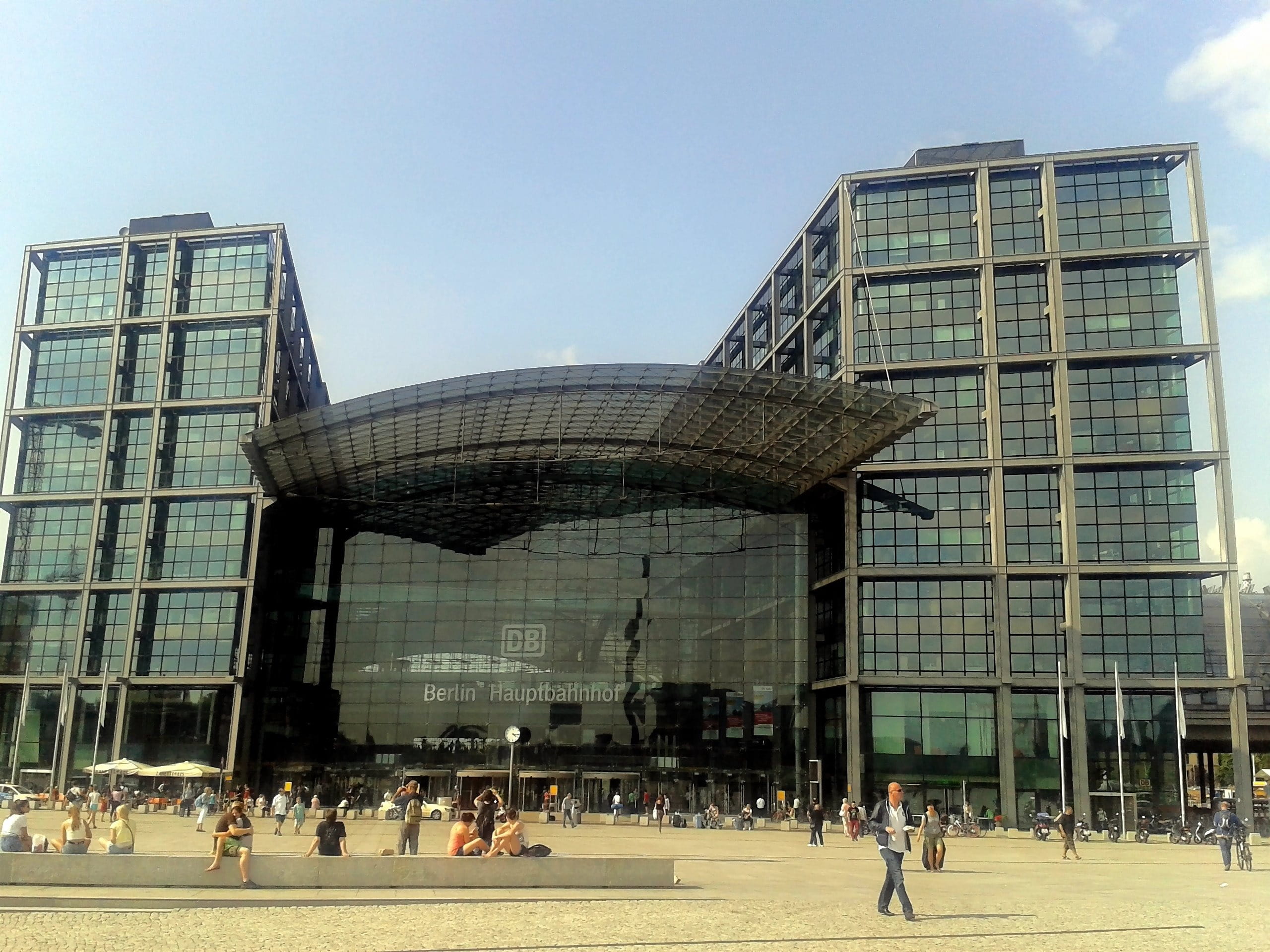 men, nature, glass - material, glass facade, architecture, real people, building, playing, office building exterior, people, outdoors, Berlin, day, competition, HD Wallpaper