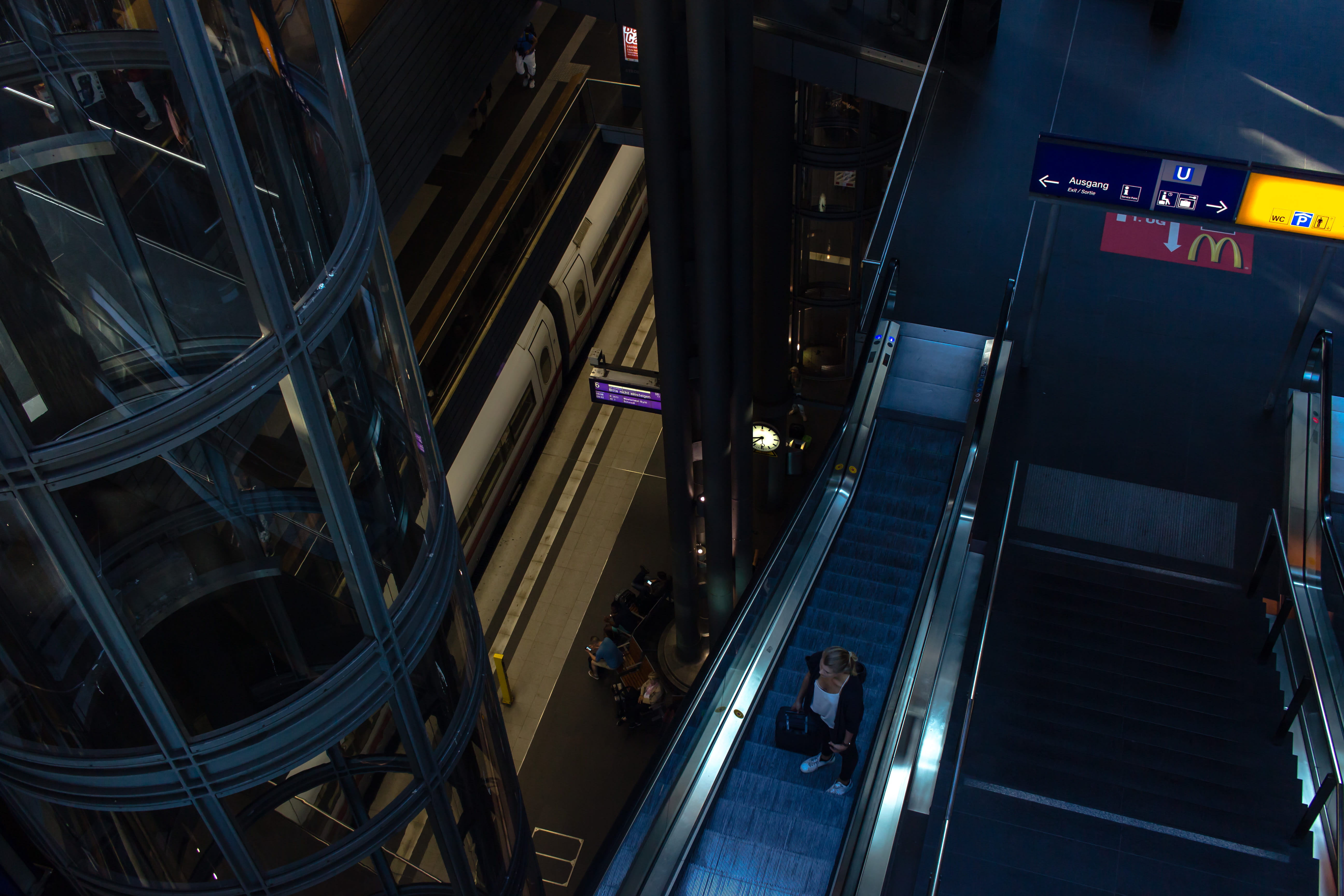 berlin central station, men, technology, train station, berlin, mode of transportation, escalator, train, 5K, built structure, subway station, group of people, HD Wallpaper