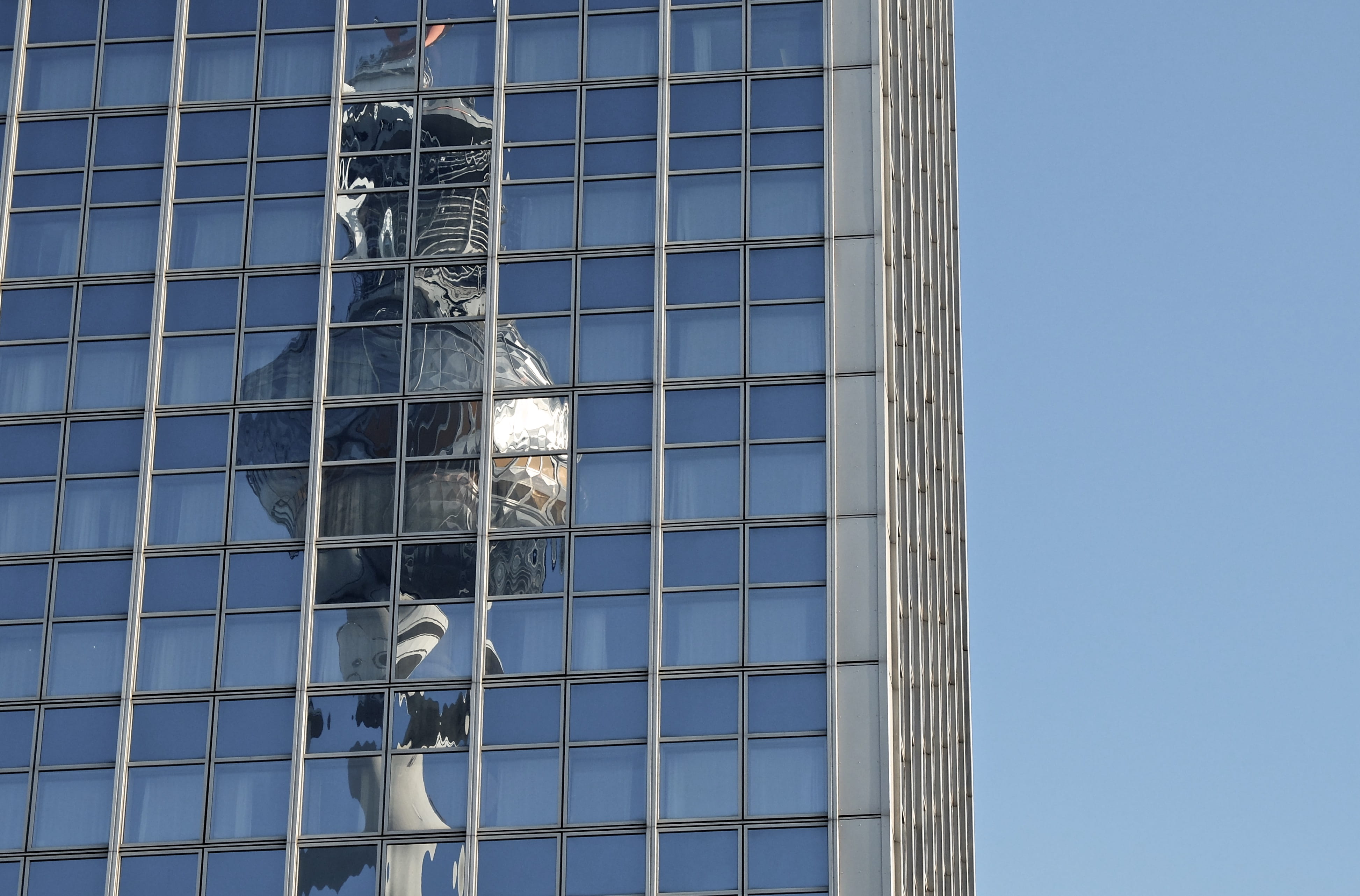sunlight, berlin alexanderplatz, building exterior, bird, animal, no people, animal wildlife, architecture, 4K, day, animal themes, berlin, deutschland, HD Wallpaper