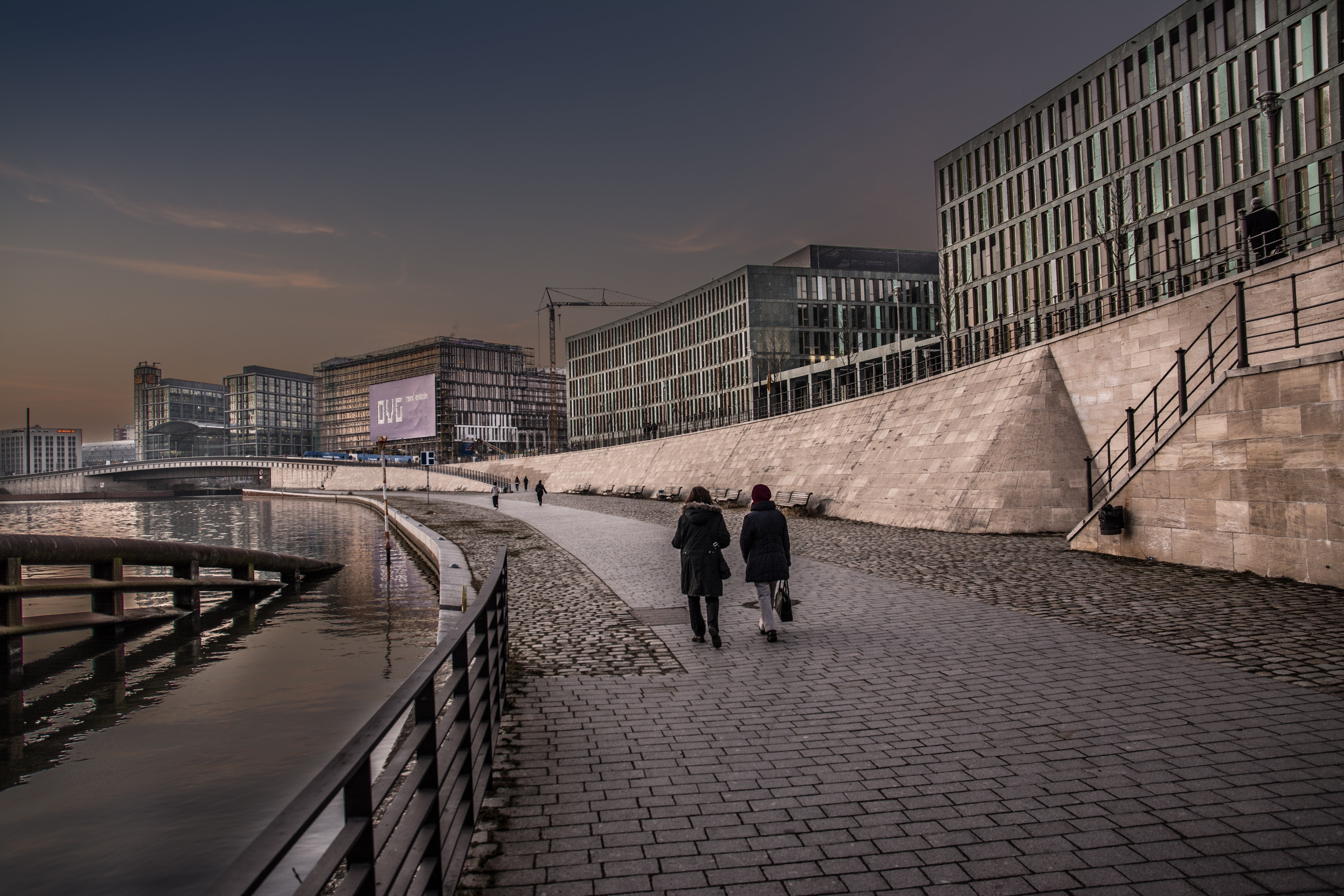 adult, 5K, lifestyles, men, outdoors, nature, walking, full length, spree, built structure, architecture, berlin, people, city, rear view, railing, women, HD Wallpaper