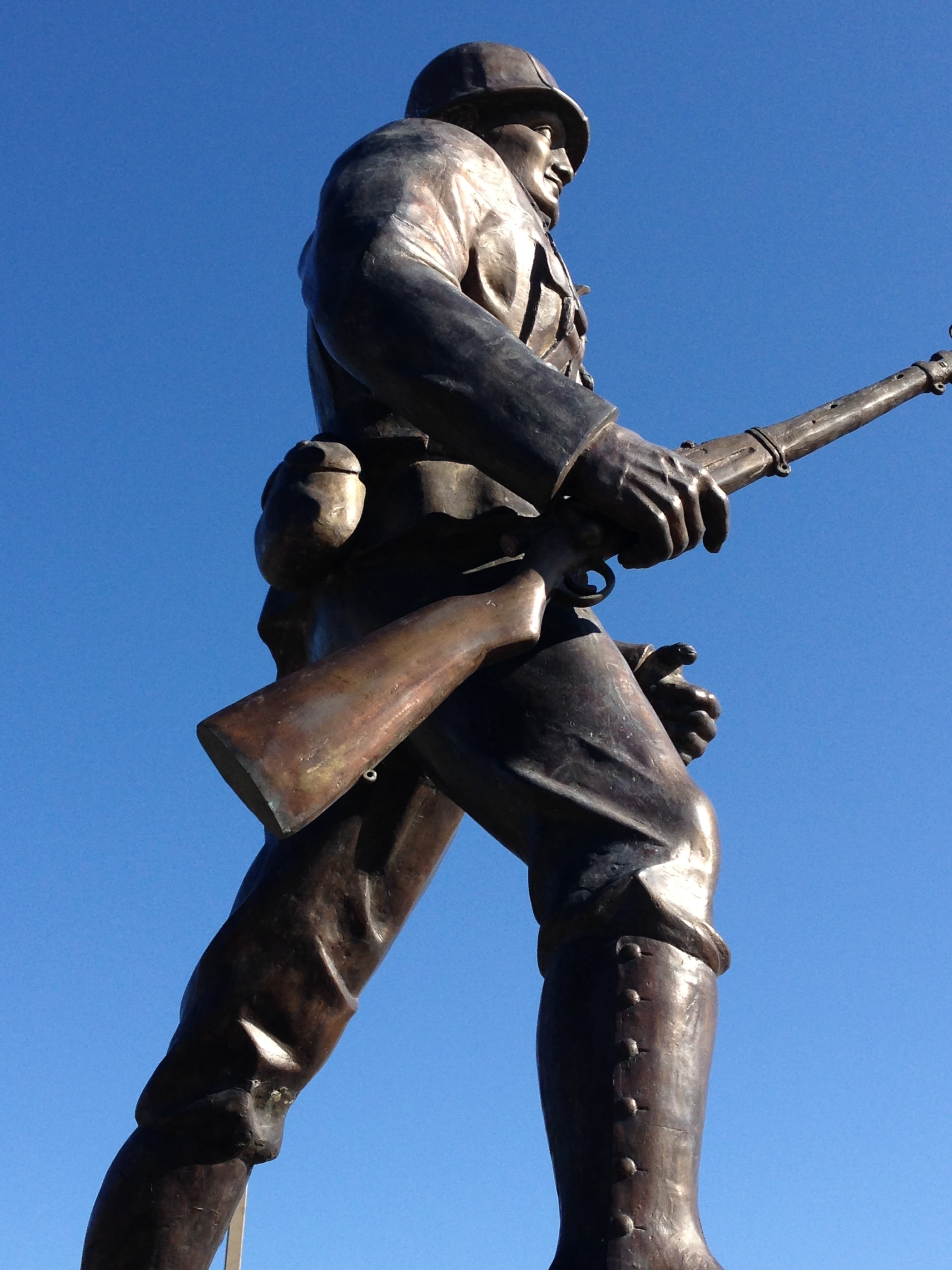 soldiers, nature, art and craft, 2K, metal, men, clear sky, statue, army, monument, human representation, day, male likeness, blue, memorial, vintage, Phone HD Wallpaper