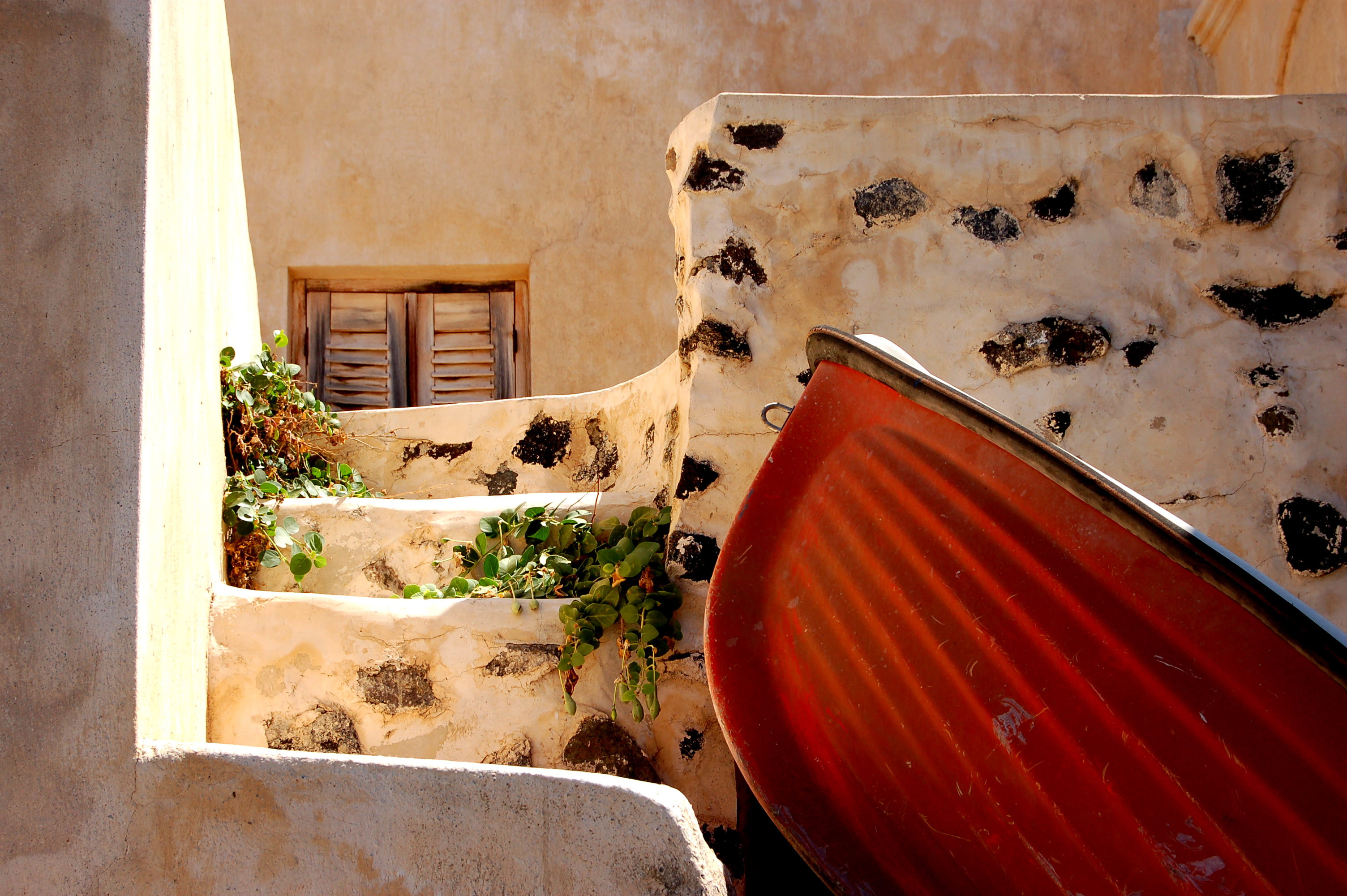 building, built structure, door, greece, day, wall, house, entrance, santorini, window, boat, outdoors, sunlight, oia, residential district, potted plant, HD Wallpaper