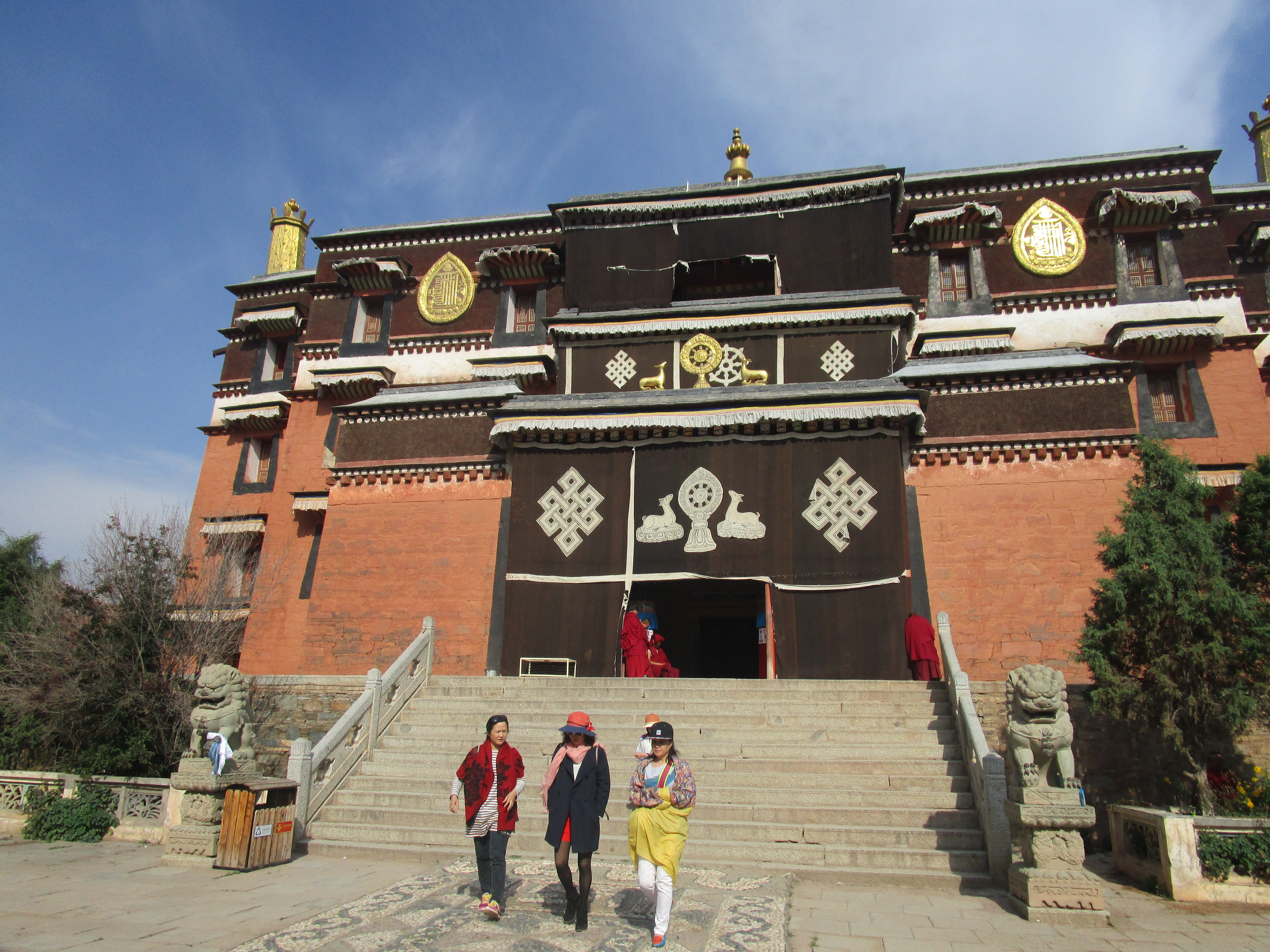 outdoors, group of people, sky, religion, architecture, in gannan prefecture, travel destinations, gate, the past, entrance, real people, adult, 5K, building exterior, HD Wallpaper