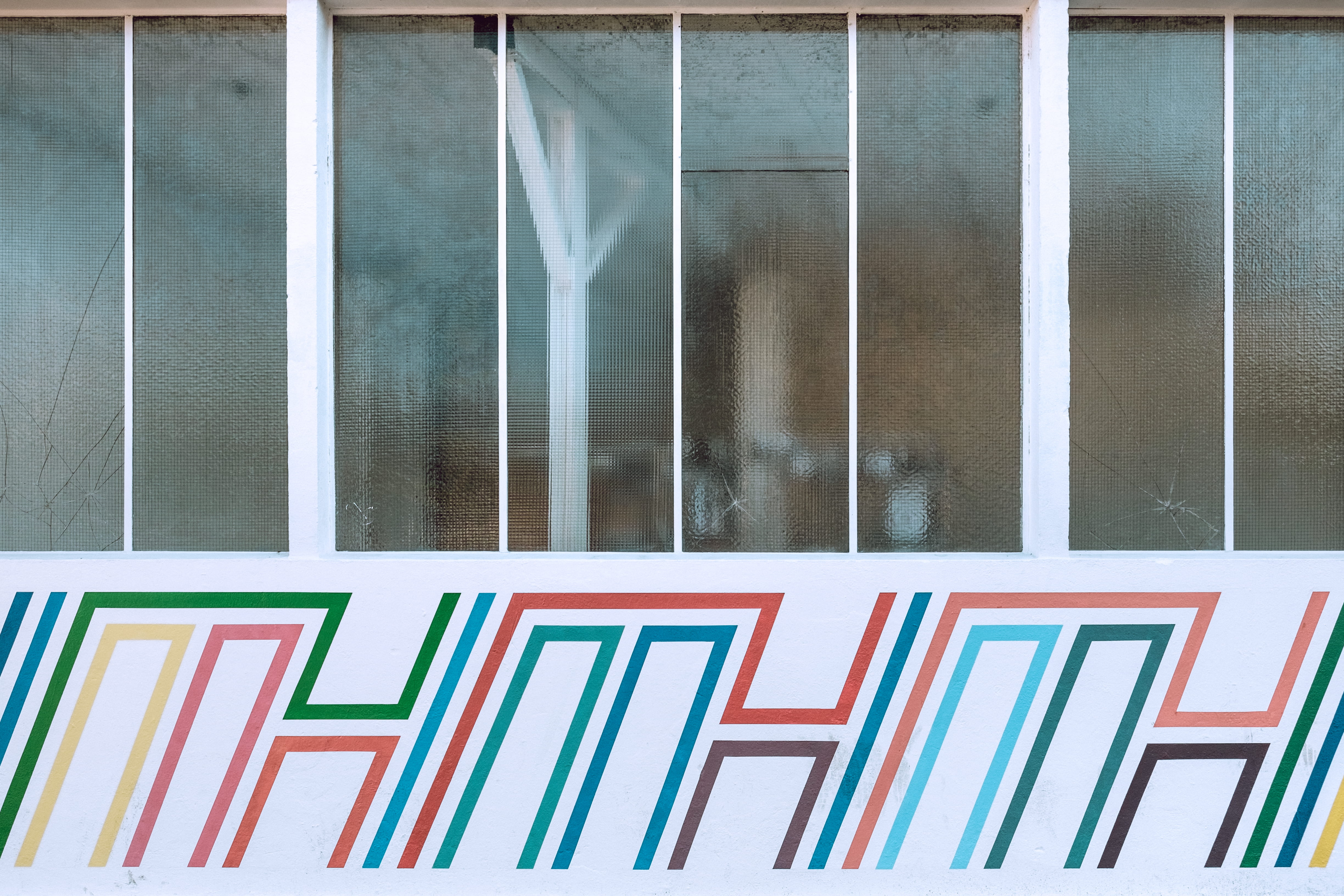 building, wall - building feature, full frame, line, reflection, geometric, broken glass, window, multi colored, house, closed, detail, cracked, pattern, HD Wallpaper