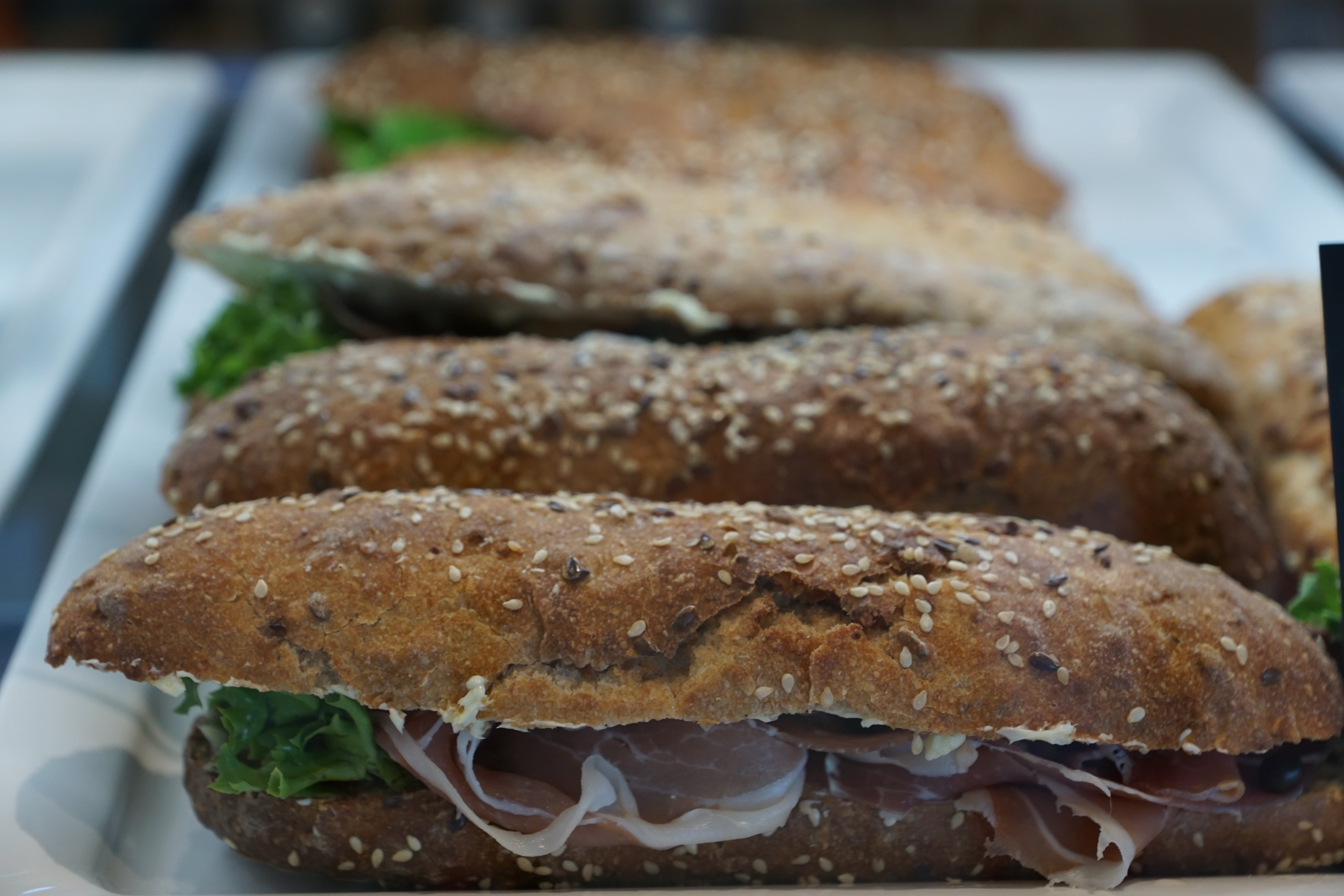focus on foreground, sandwich, food, fast food, freshness, temptation, roll, ready-to-eat, wellbeing, bakery, fish, meat, no people, food and drink, burger, HD Wallpaper
